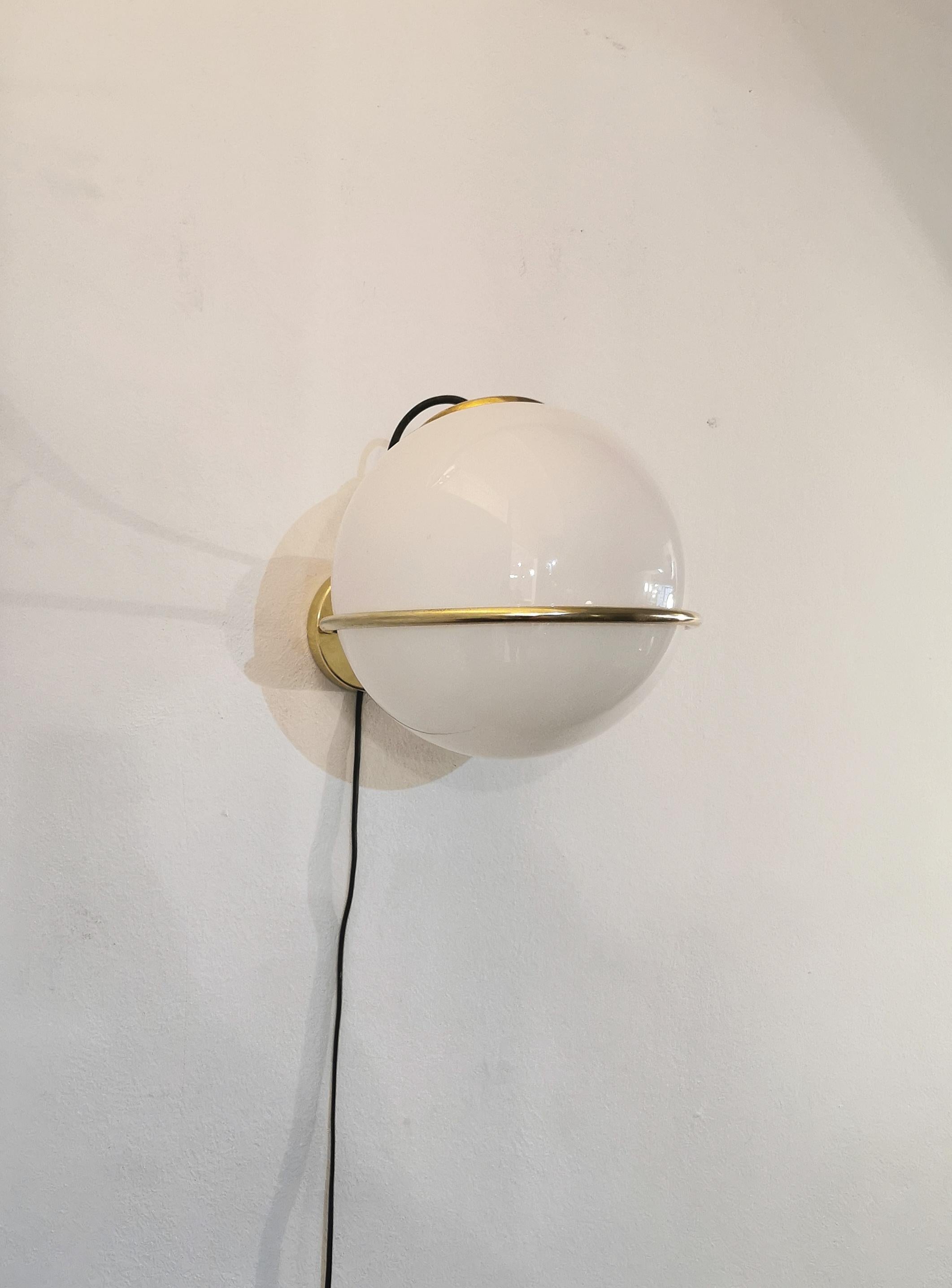 Mid-Century moderno Lampada a parete Sconce Wall Lamp Brass White Glass Midcentury Italian Design, 1960s in vendita