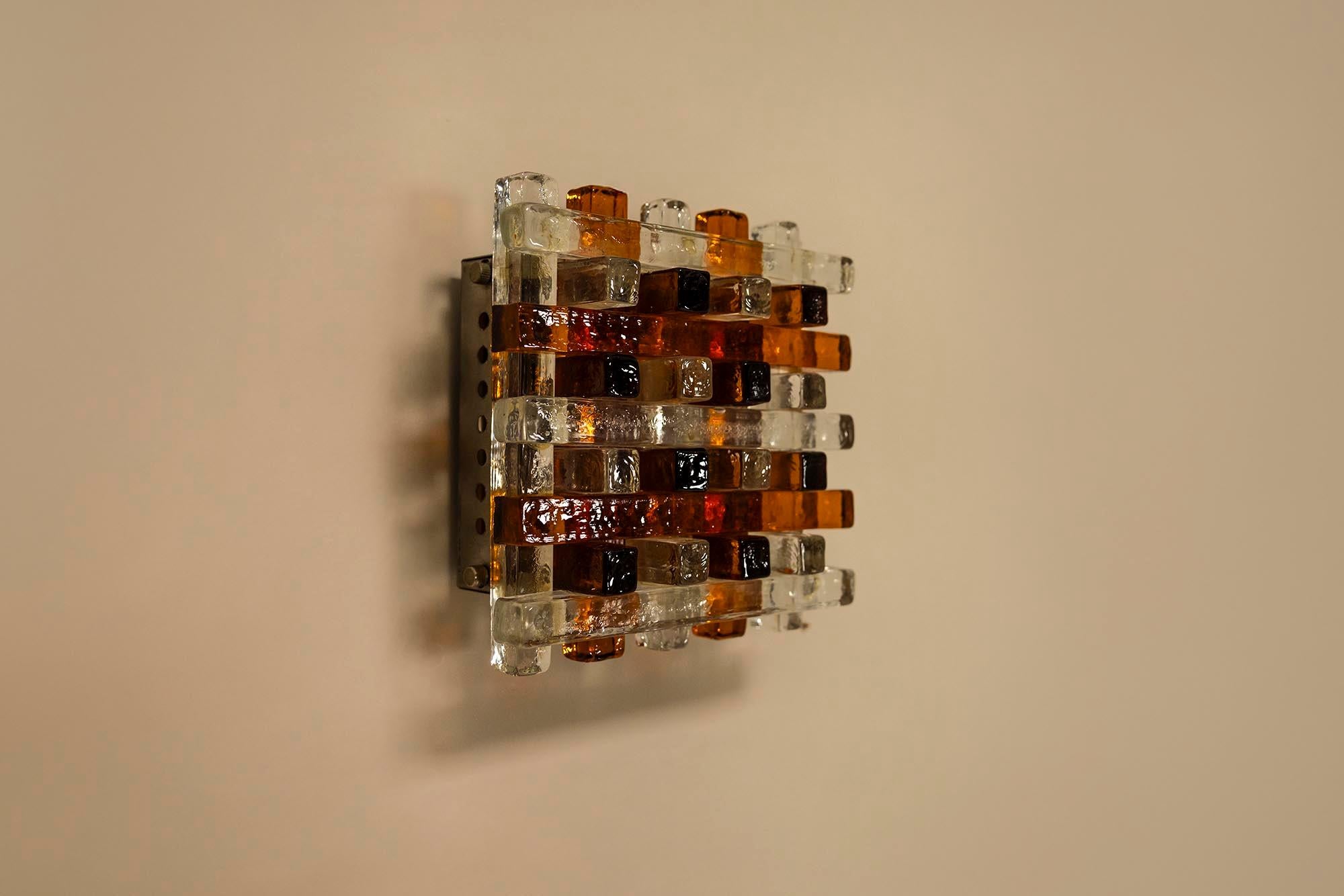 Una presencia escultórica en la pared. Esta lámpara de pared de Albano Poli para Poliarte capta el lenguaje de diseño audaz y táctil que surgió en Italia durante la década de 1970. Su juego con la textura, la transparencia y la forma convierte un