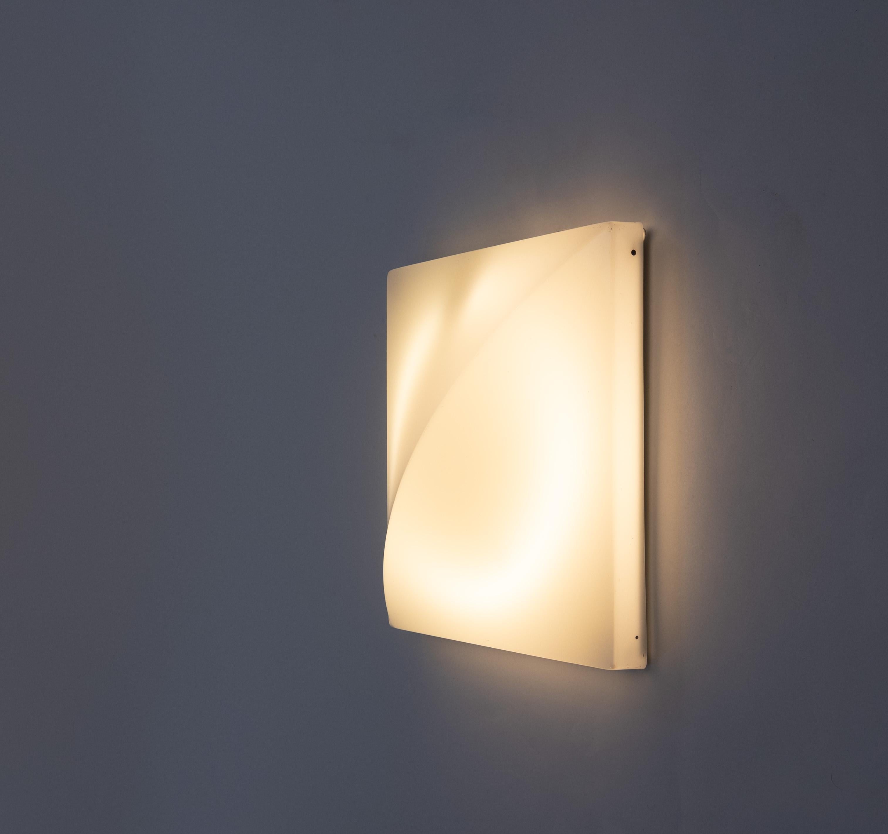 Lámpara de pared diseñada por Ennio Chiggio y producida por Emmezeta en la década de 1970.

La lámpara consta de dos partes: una estructura metálica que puede fijarse a la pared, y un frontal de plástico tridimensional que puede encajarse en la