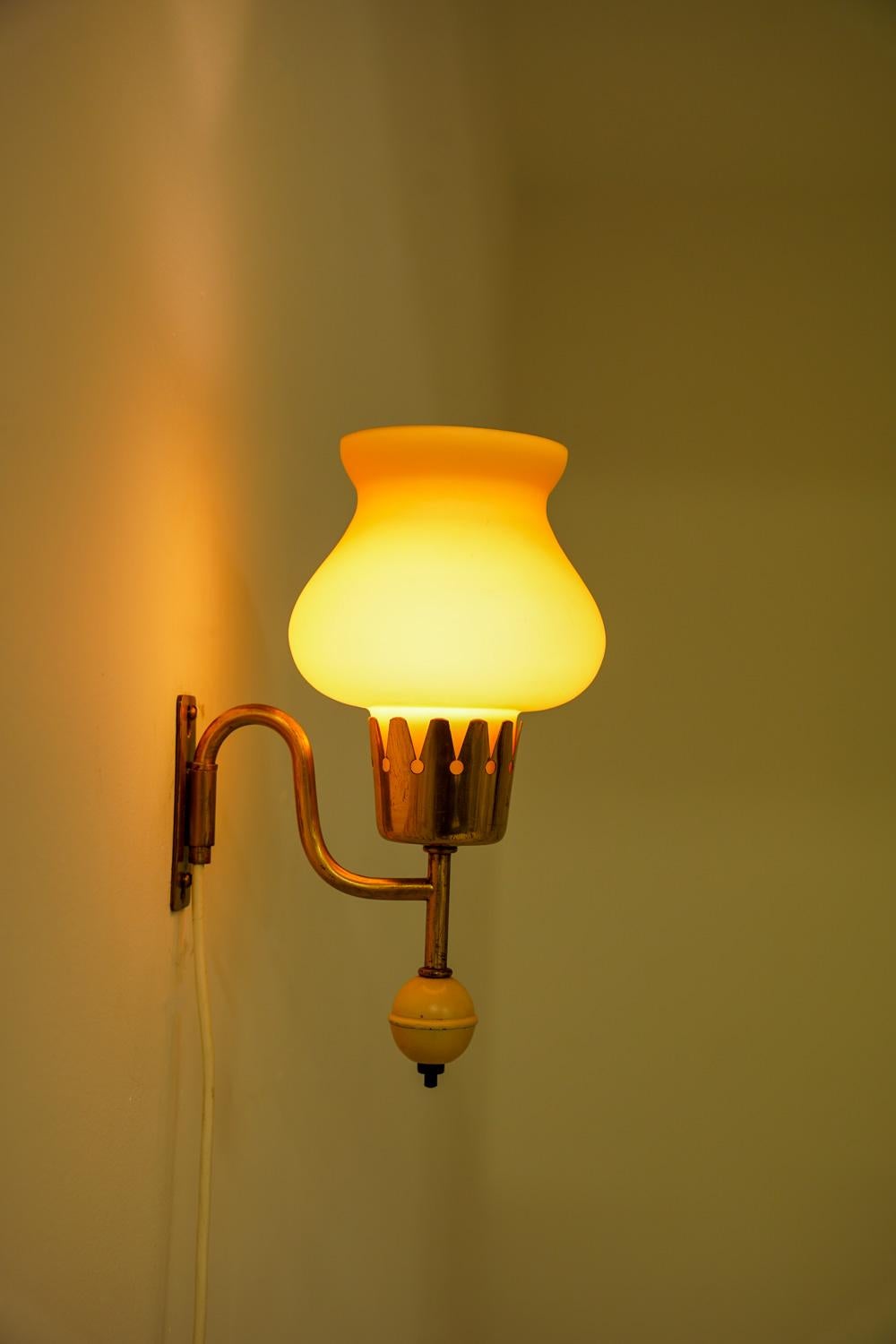 Lámpara de pared de Erik Tidstrand para Nordiska Kompaniet (NK), Suecia, años 50 Latón en venta