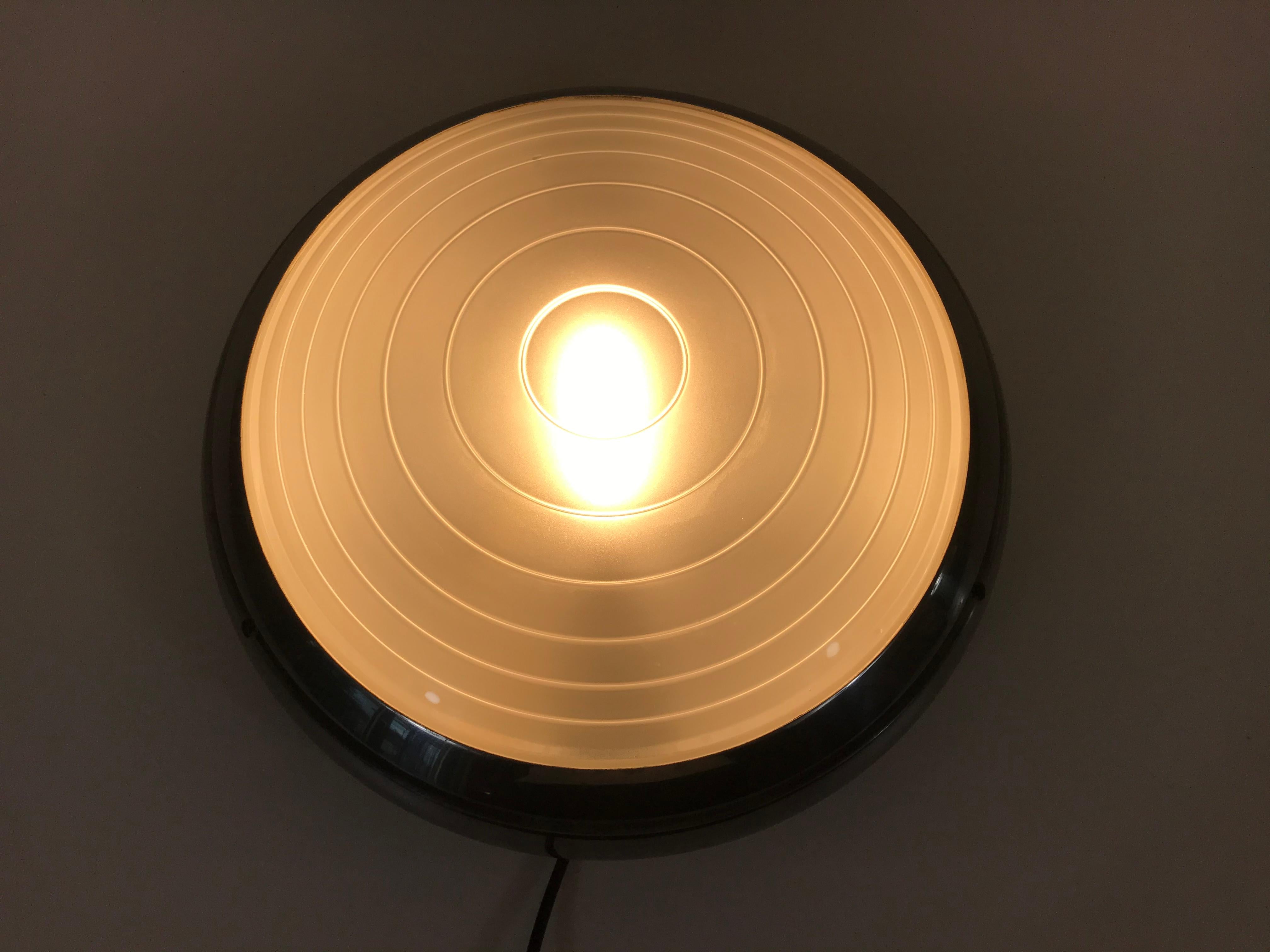 Wall lamp by Ernesto Gismondi for Artemide. Round glass shade with aluminium frame.

Works with both 120/220V. Very good vintage condition.

Free worldwide shipping.