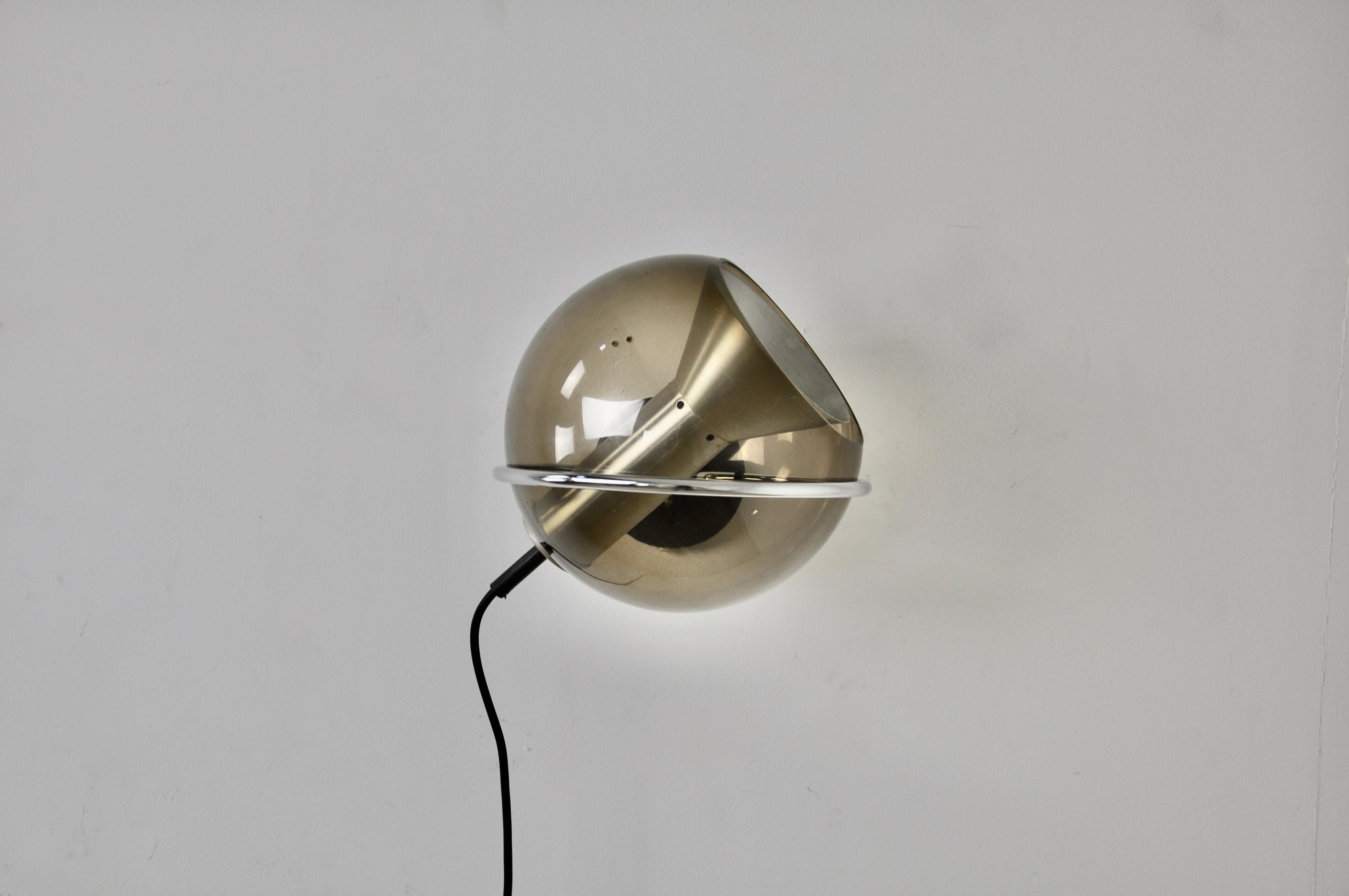 Wall lamp in glass and aluminum. The wall lamp is orientable. Wear due to time and age of the wall lamp.