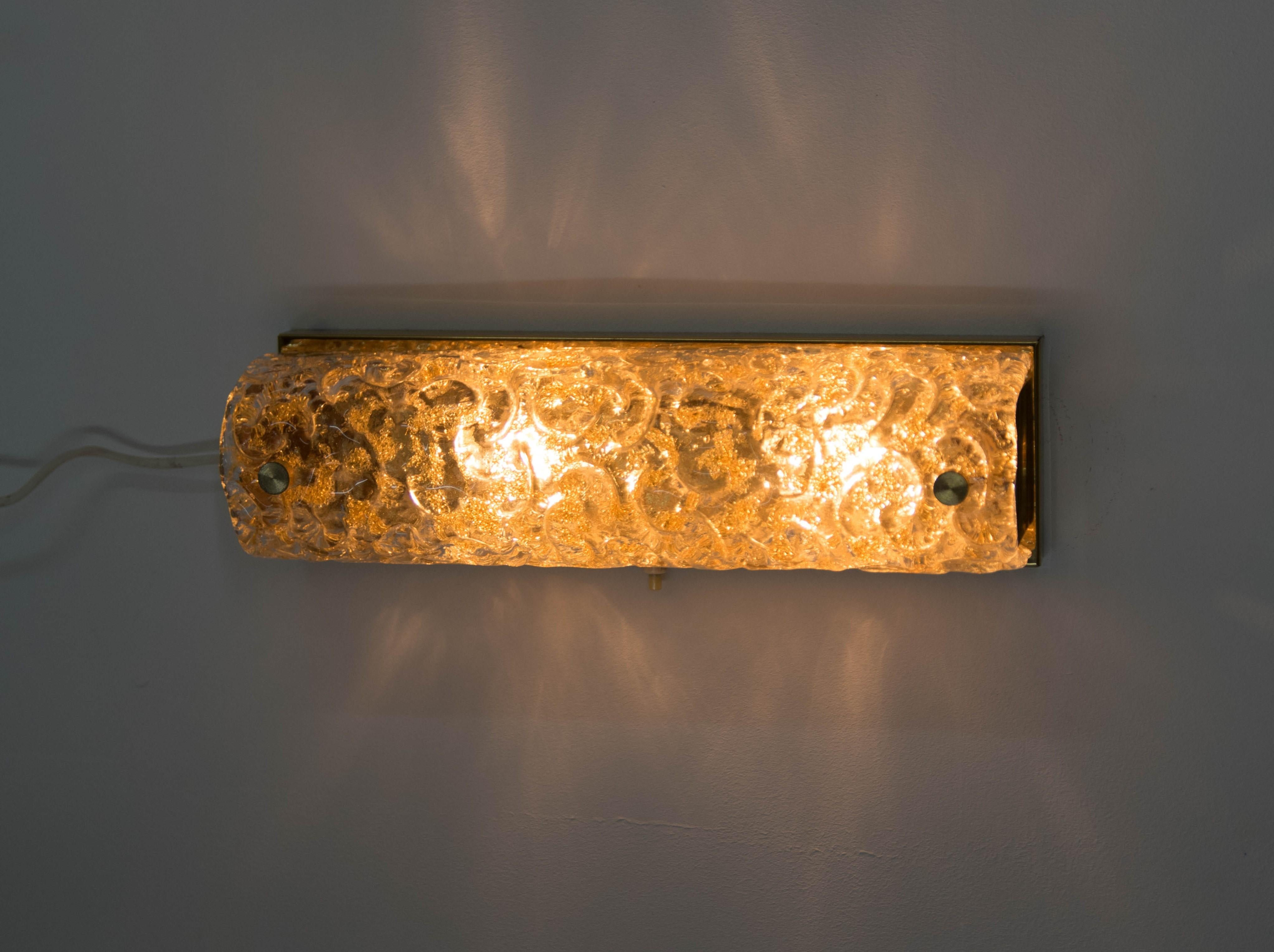 Textured glass shade with brass color inside.
Brass base
Very good original condition.
2 x 40W, E12-E14 bulbs
US wiring compatible.
 