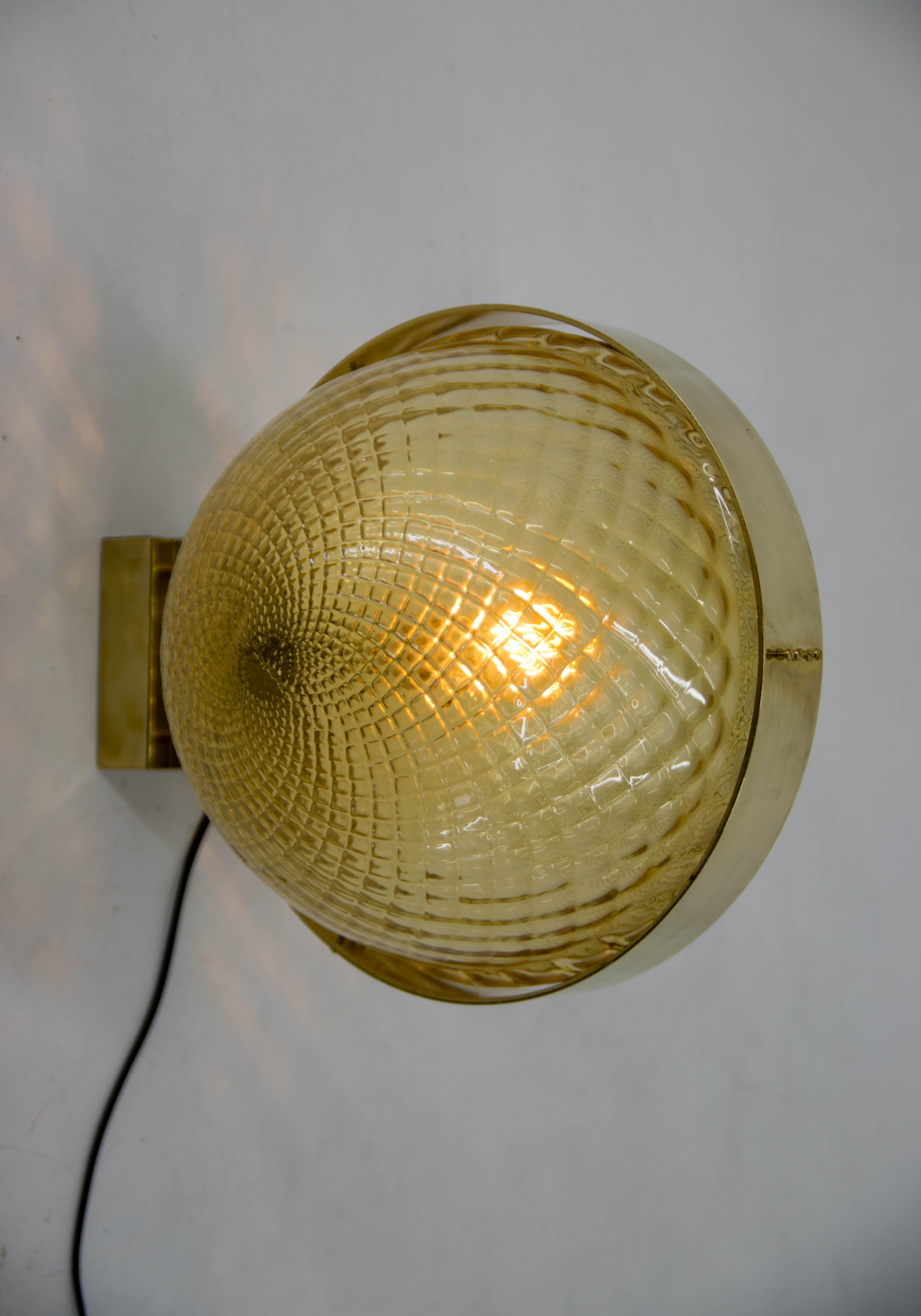 Mid-Century Modern wall lamp made of blown glass and polished brass. Four items available
Very good original condition.
1x100W, E25-E27 bulb
US wiring compatible.
