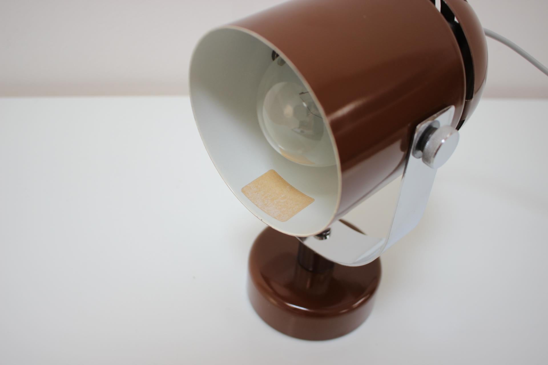 Lampe de table/murale vintage conçue par Stanislav Indra, fabriquée par Combi Lux, en Tchécoslovaquie, dans les années 1970.
Fabriqué en métal et en chrome.
En état d'origine, repoli, nettoyé, avec quelques traces d'usure.
Entièrement fonctionnel,