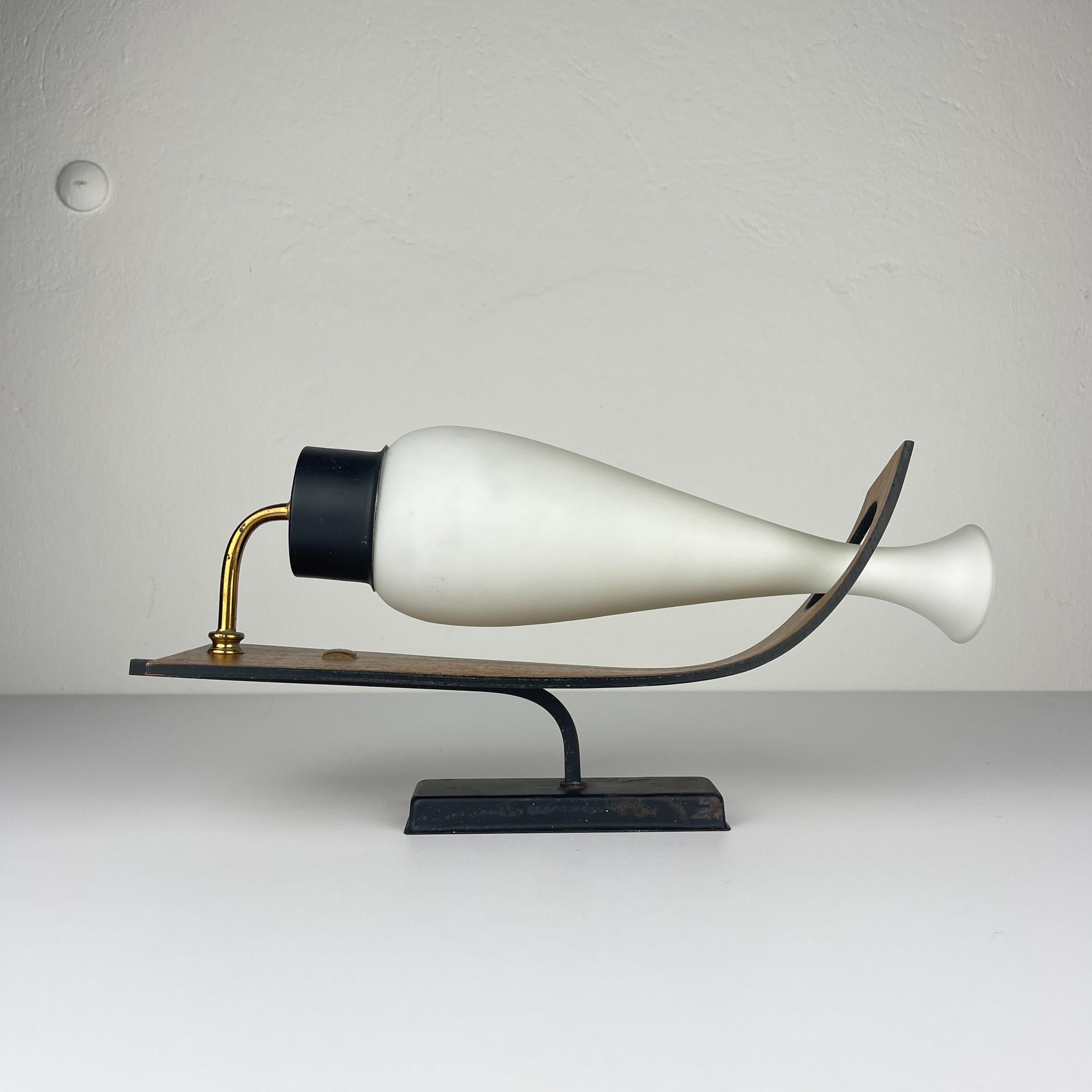 Increíble aplique vintage de Stilnovo fabricado en Italia en la década de 1950.
La fabricación italiana Stilnovo, fundada en 1946, es un faro del diseño italiano posterior a la Segunda Guerra Mundial, que dejó una huella indeleble en el mundo de las