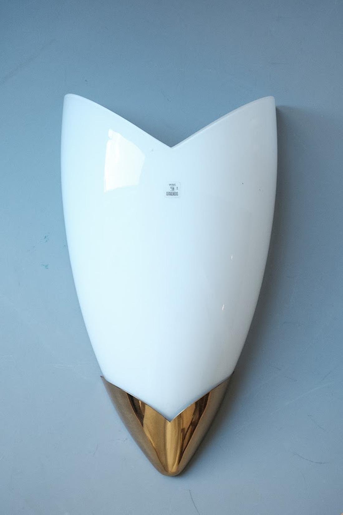 This rare Italian organic wall lamp from Tronconi - Milano is a true gem that brings elegance and a unique atmosphere to any interior. Its finely crafted, Art Deco-inspired design blends clean lines with a touch of luxury. The tulip-shaped body is