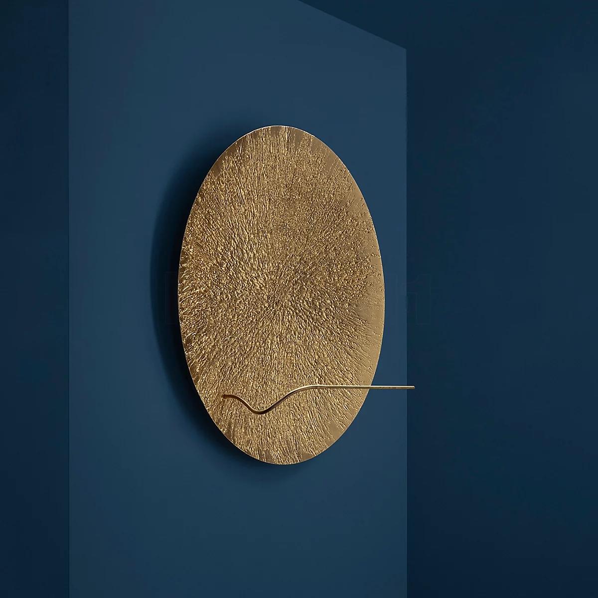 Bellatrix, che prende il nome da una delle stelle più luminose della costellazione di Orione, è una lampada da parete di 120 cm che incarna la maestria di Catellani & Smith nell'illuminazione scultorea. Il suo grande disco è caratterizzato da una