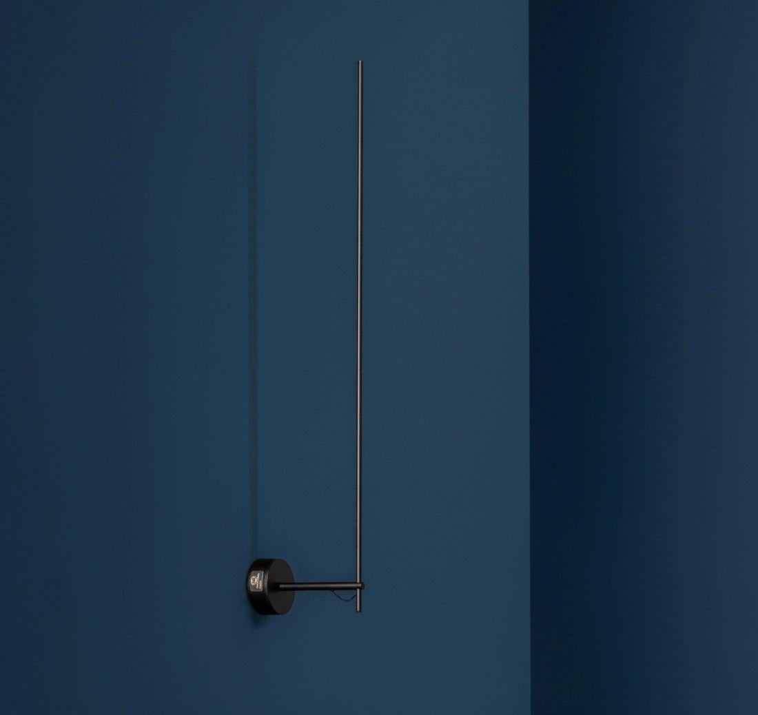 Cuando Enzo Catellani empezó a experimentar con los primeros circuitos LED, su intención era diseñar aparatos de iluminación sencillos, discretos y casi invisibles: objetos creados para resaltar la luz más que el propio aparato. Este cambio marcó