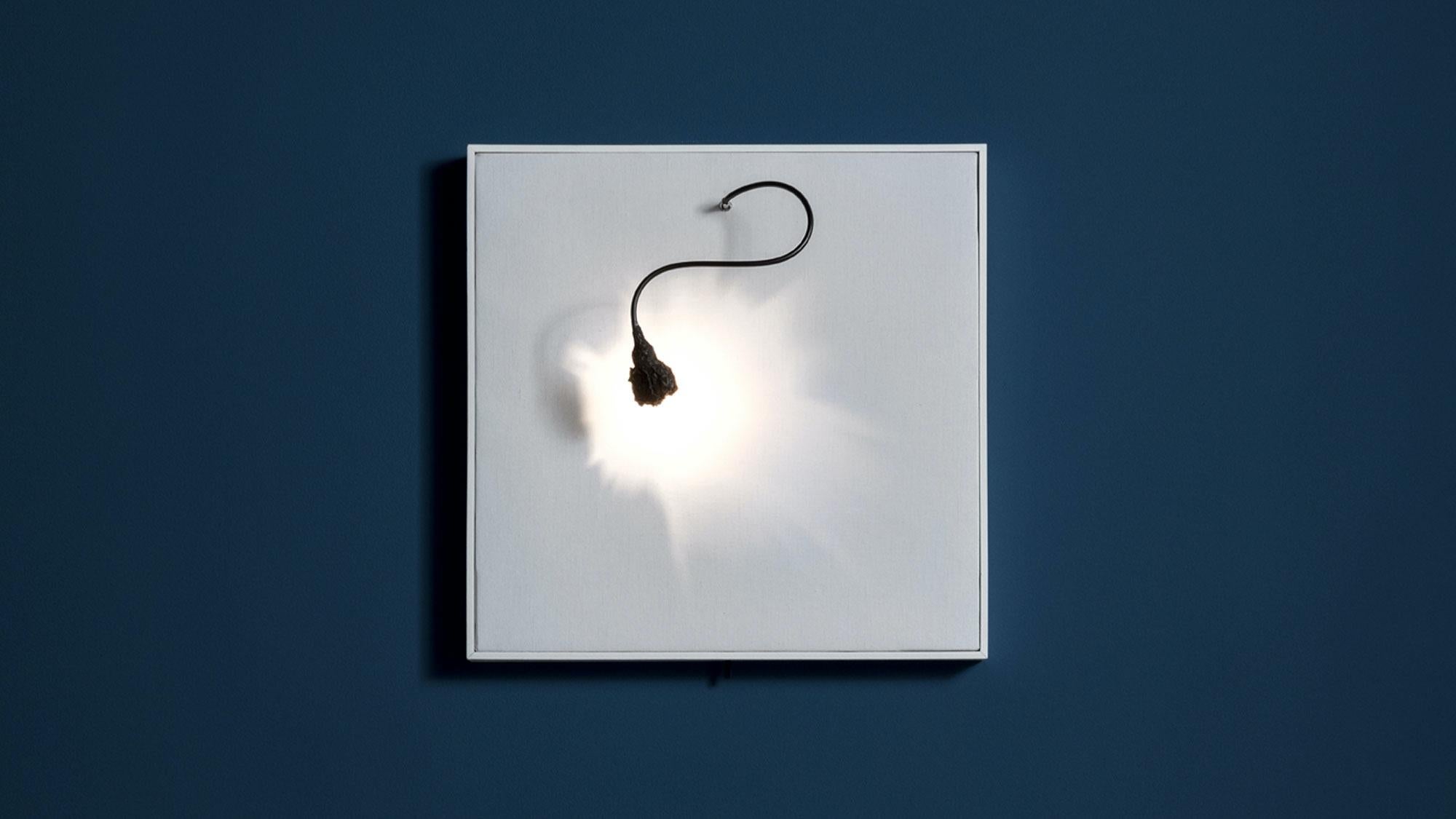 Luce che dipinge, de la colección Oggetti senza Tempo de Catellani & Smith, representa el lado más clásico y atemporal de la marca. La colección reúne creaciones pasadas y futuras de Enzo Catellani, pensadas para dar vida a un gesto y no simplemente