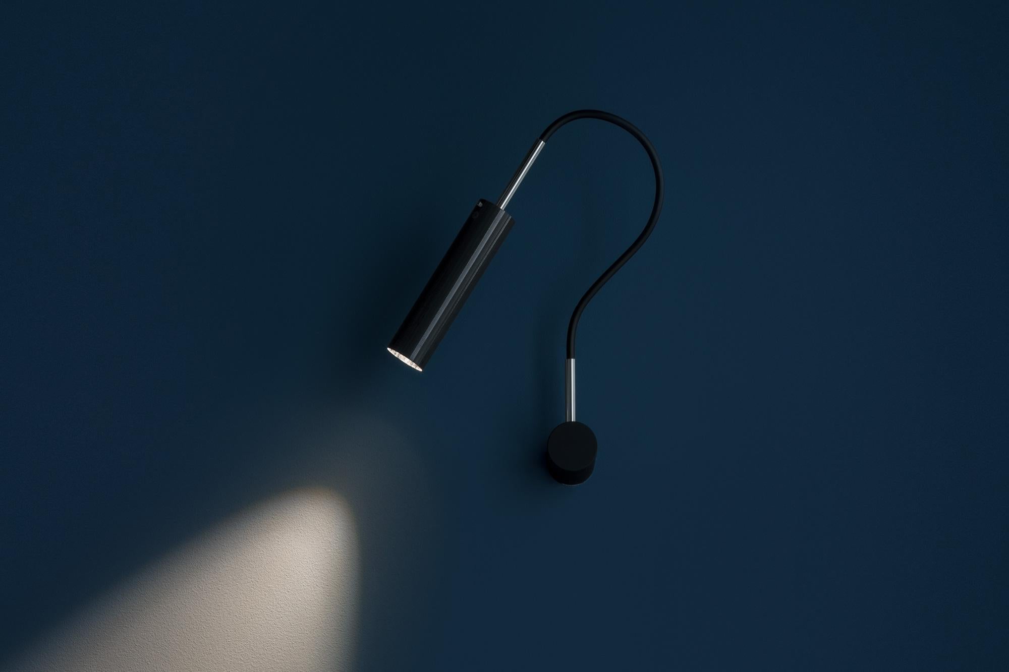 Una obra maestra de pureza y precisión en la luz.
La Lucenera 202, diseñada por Enzo Catellani para Catellani & Smith, nació de una idea sencilla pero revolucionaria: quitar el protagonismo a la propia lámpara y dárselo por completo a la luz,