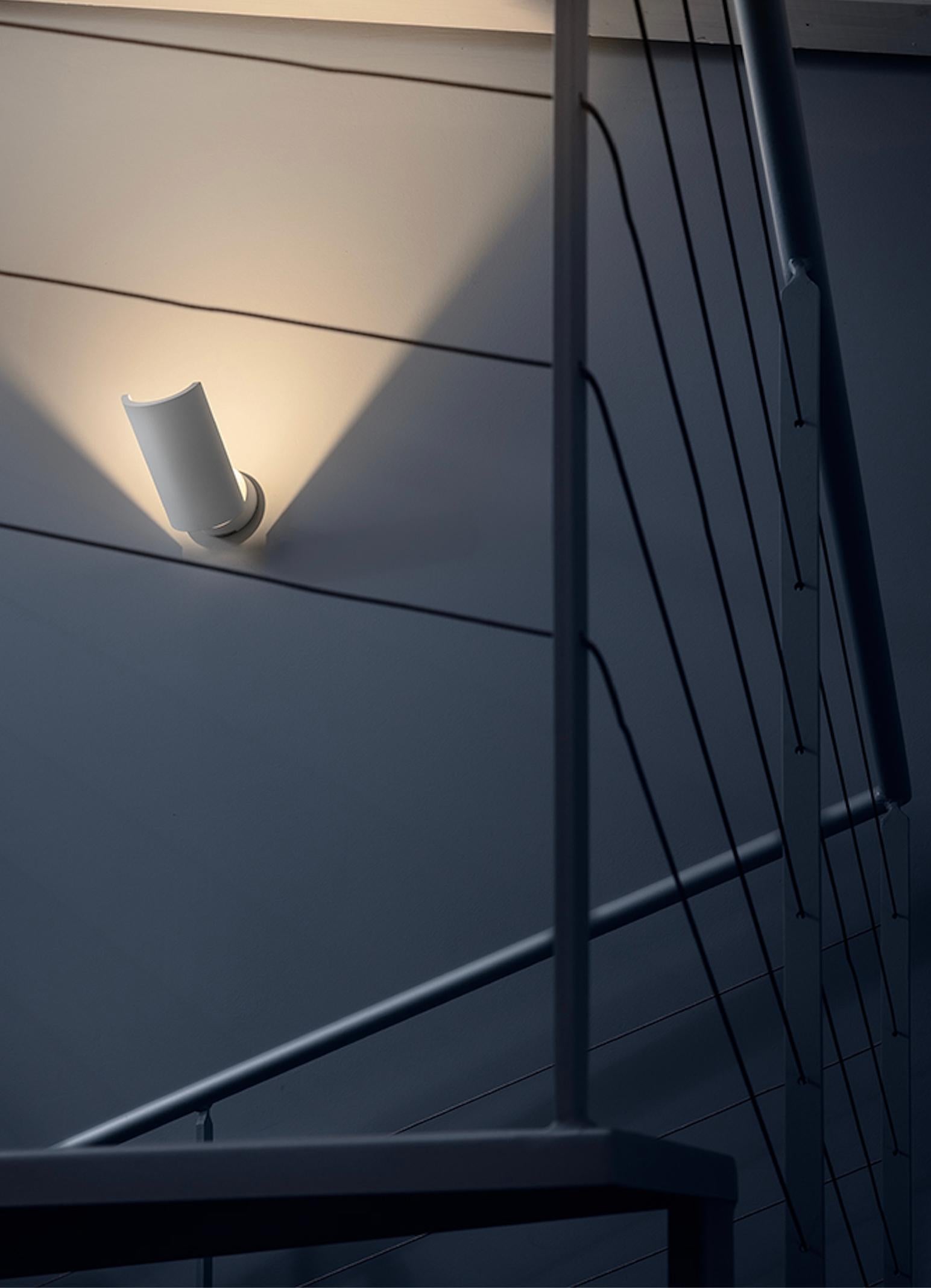 U. ist eine Leuchte, deren Name ihre Essenz verkörpert: eine minimalistische, authentische Präsenz, die die Reinheit des Lichts selbst hervorheben soll. Die U.-Wandleuchte ist in vier Modellen erhältlich, wobei hier die U.-W-Version vorgestellt