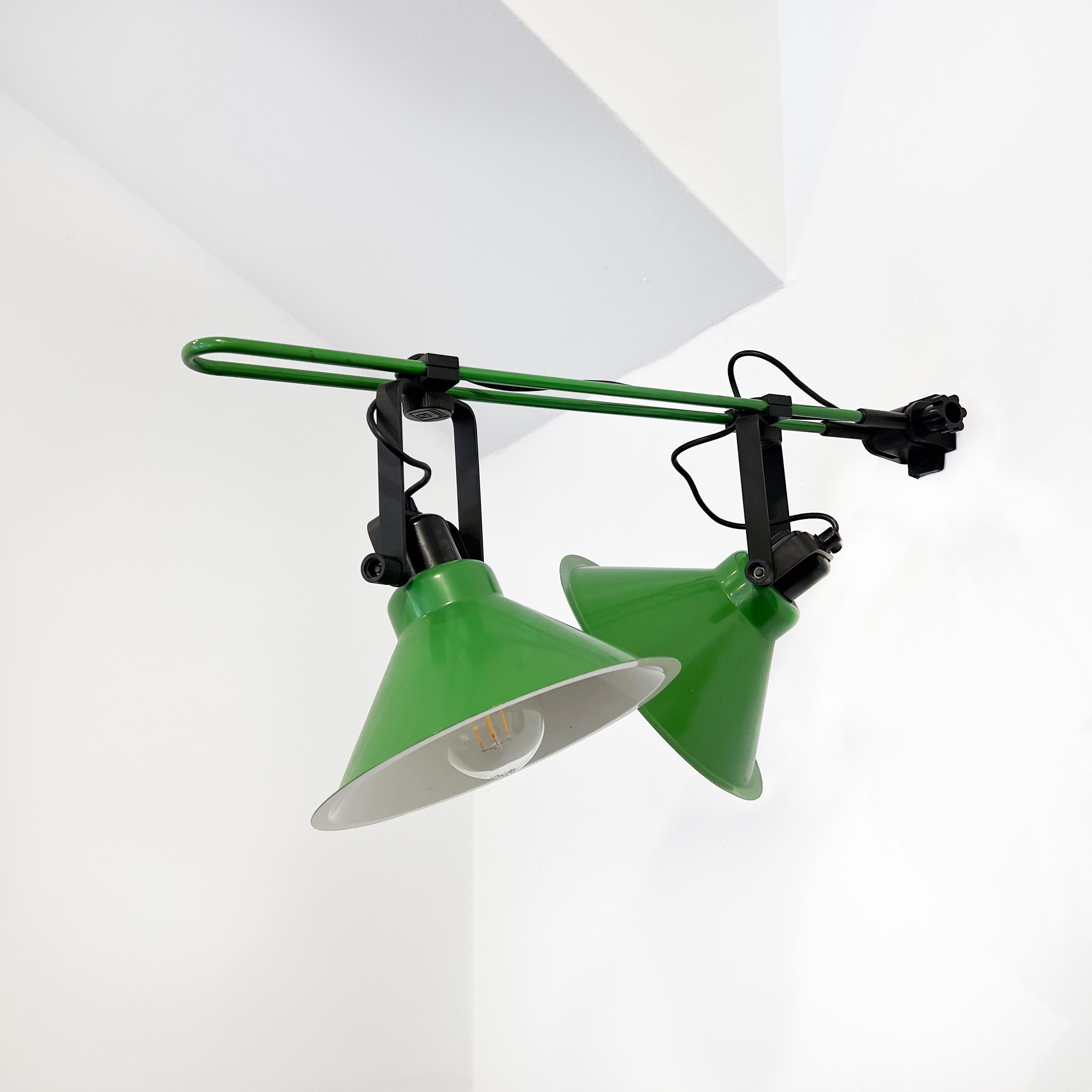 Wall lamp designed by Eduardo Albors for Lamsar, 1980s

Pair of spotlights on railway. For wall or ceiling, you can move on the rail.

Each photo is controllable and has a switch.

Metal painted in green and black. Fake a lathe that has been