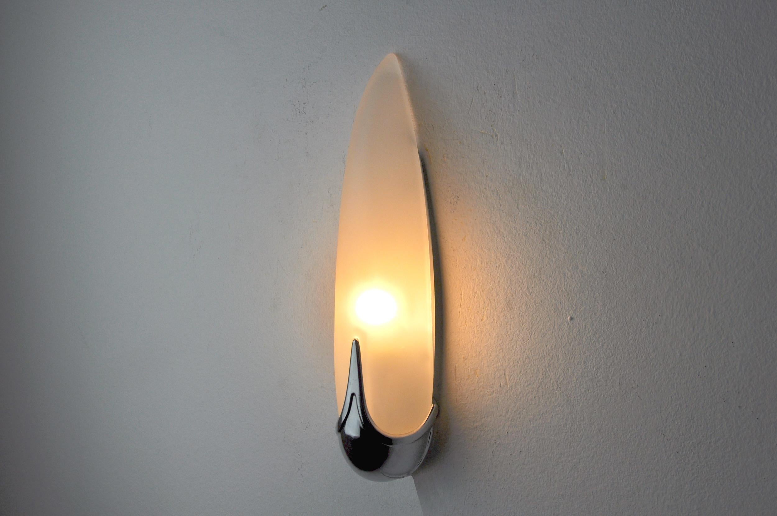 Very beautiful idearte wall lamp designed and produced in spain in the 80s.

Smoked glass and silver metal structure in the shape of ears.

Unique design object that will illuminate wonderfully and bring a real design touch to your