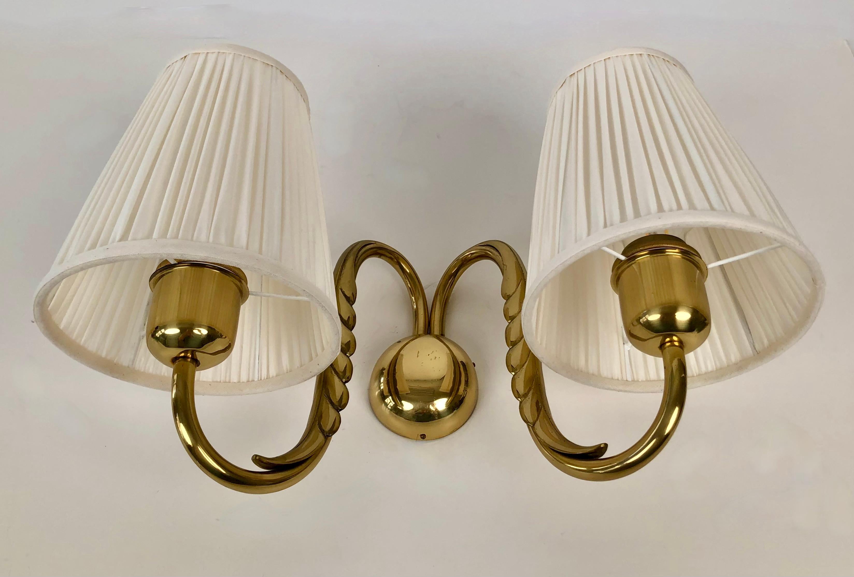 Wall scone designed by Josef Frank for J.T. Kalmar in the 1930's in Austria.
This brass lamp is beautiful made and assembled by hand. It features new
silk shades using the original frames.

The rosette is 7 cm dia .
The shades are : 15.5 dia. and 17