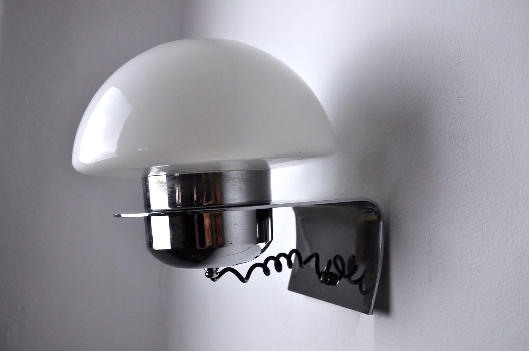 Very beautiful wall light from the sciolari house, designated and produced in Italy in the 70s. White opaline in the shape of a mushroom and chromed metal structure. Unique object that will illuminate wonderfully and bring a real design touch to