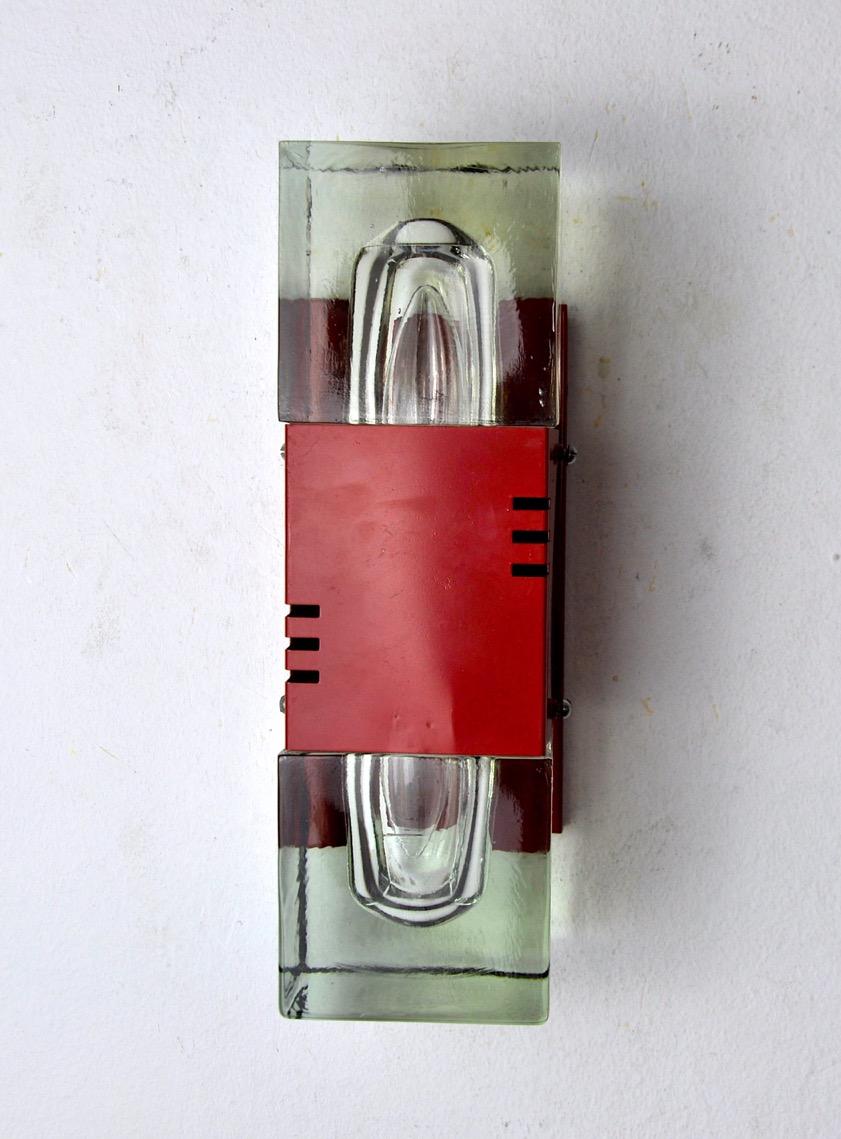 Muy bonito aplique de la casa sciolari para un panadero. Lámpara de pared compuesta por 2 puntos de luz, una estructura metálica y dos cristales de cristal de Murano. Un objeto de diseño muy bello que iluminará maravillosamente tu interior.