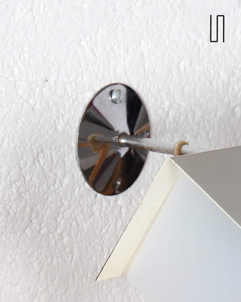 Lámpara de pared de Europa del Este para el fabricante checo Napako. Se remonta a los años sesenta. Este es el modelo 0325, que es raro. La estructura es de metal y la parte que dispersa la luz es de plexiglás. La inclinación del cabezal es