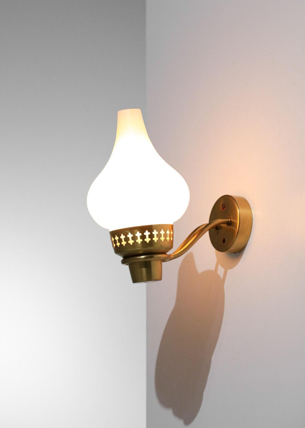 Lampada da parete Hans Bergström Swedish ASEA anni '60 in ottone opalino Sconce Scandinavo in vendita 4