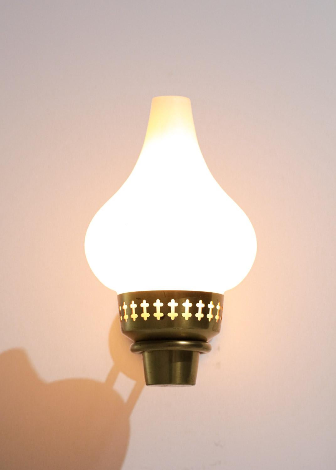 Lampada da parete Hans Bergström Swedish ASEA anni '60 in ottone opalino Sconce Scandinavo In condizioni buone in vendita a Ternay, Auvergne-Rhône-Alpes