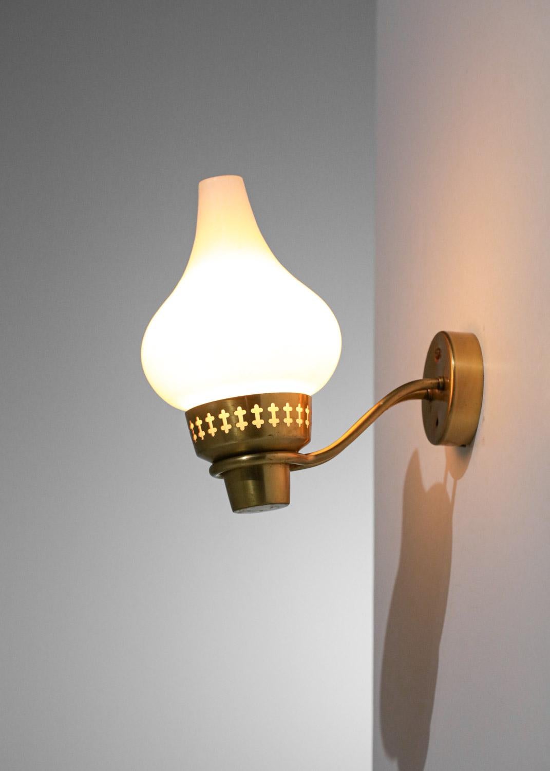 Metà XX secolo Lampada da parete Hans Bergström Swedish ASEA anni '60 in ottone opalino Sconce Scandinavo in vendita