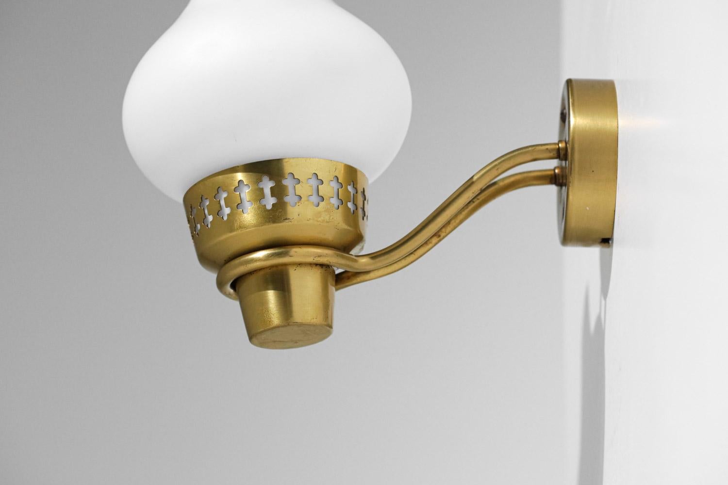 Lampada da parete Hans Bergström Swedish ASEA anni '60 in ottone opalino Sconce Scandinavo in vendita 2