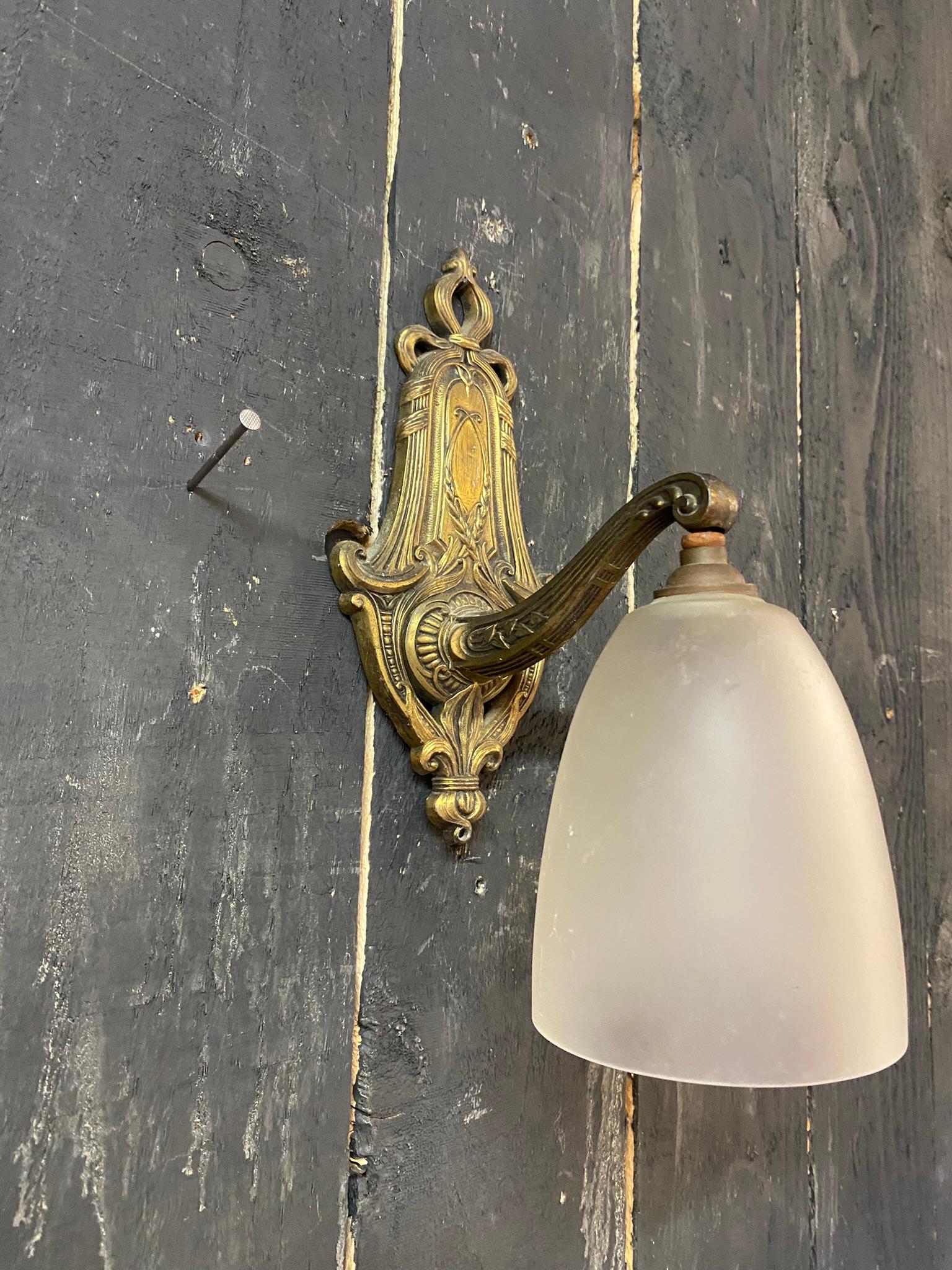 wall lamp in bronze and frosted glass in neo-classical style, art deco period In Good Condition In Mouscron, WHT