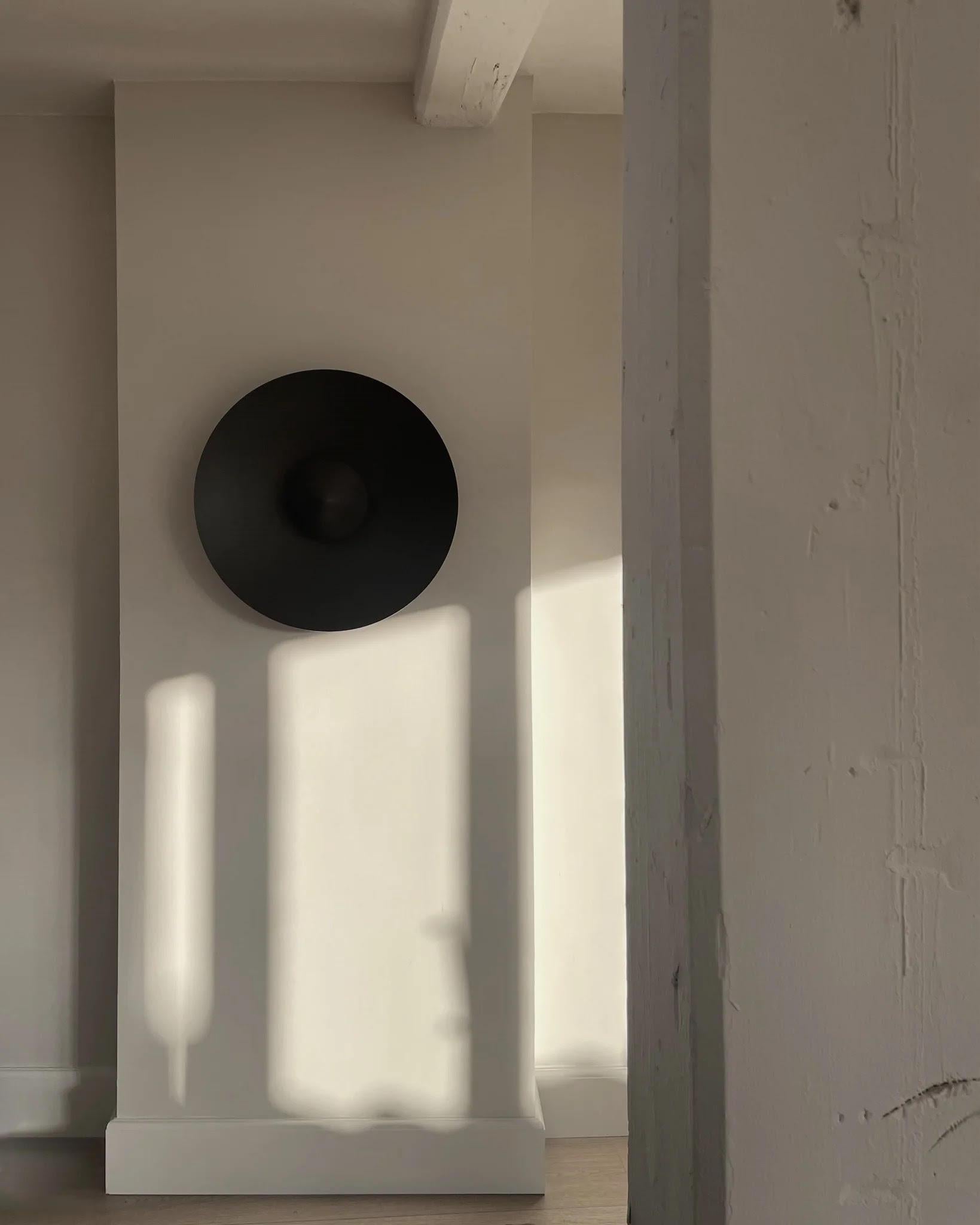 Aluminium Lampe murale en aluminium noir brûlé, une œuvre d'art contemporaine. en vente