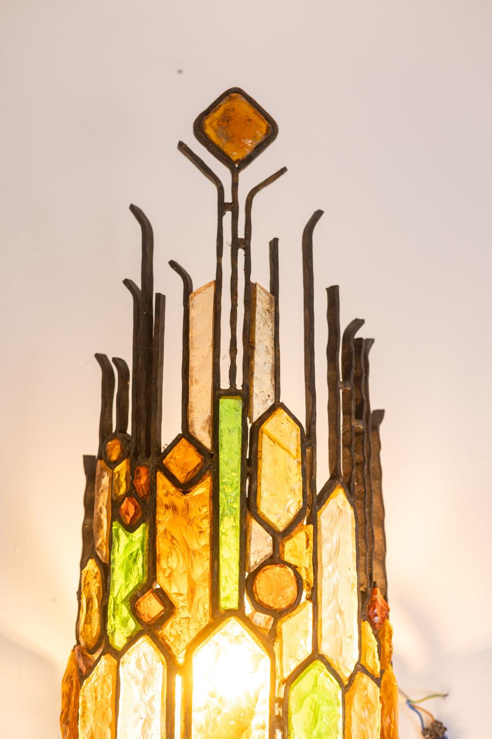 Wandleuchte aus Schmiedeeisen und farbigem Glas. 1960s. im Angebot 6