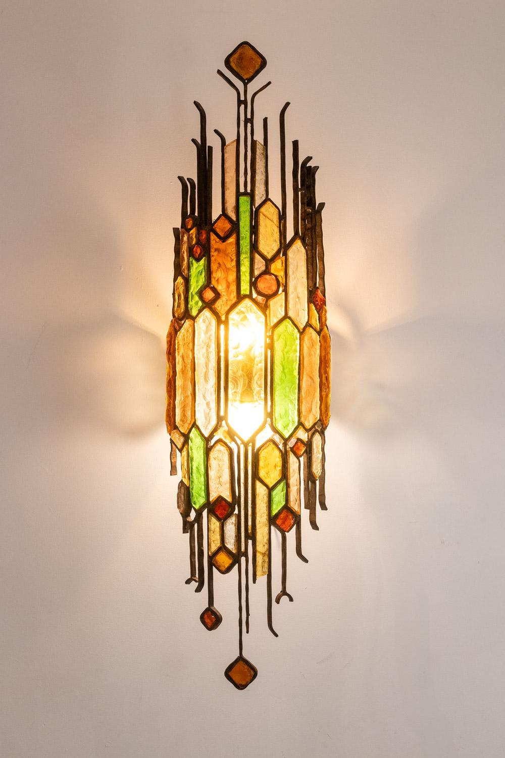 Wandleuchte aus Schmiedeeisen und farbigem Glas. 1960s. (Italienisch) im Angebot