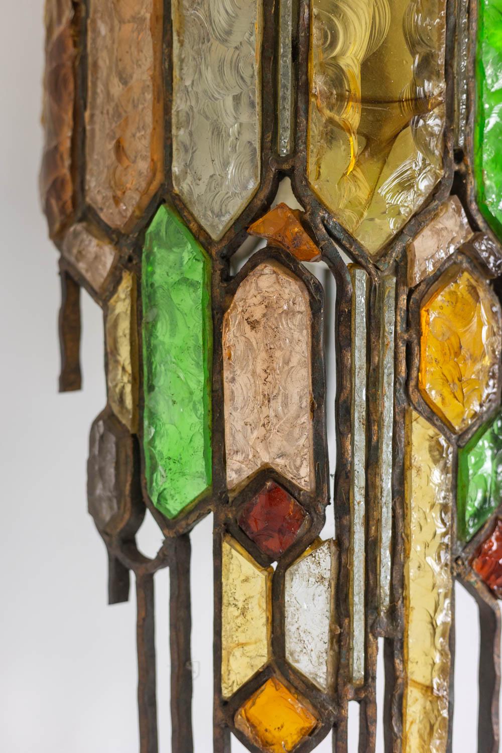 Wandleuchte aus Schmiedeeisen und farbigem Glas. 1960s. (20. Jahrhundert) im Angebot