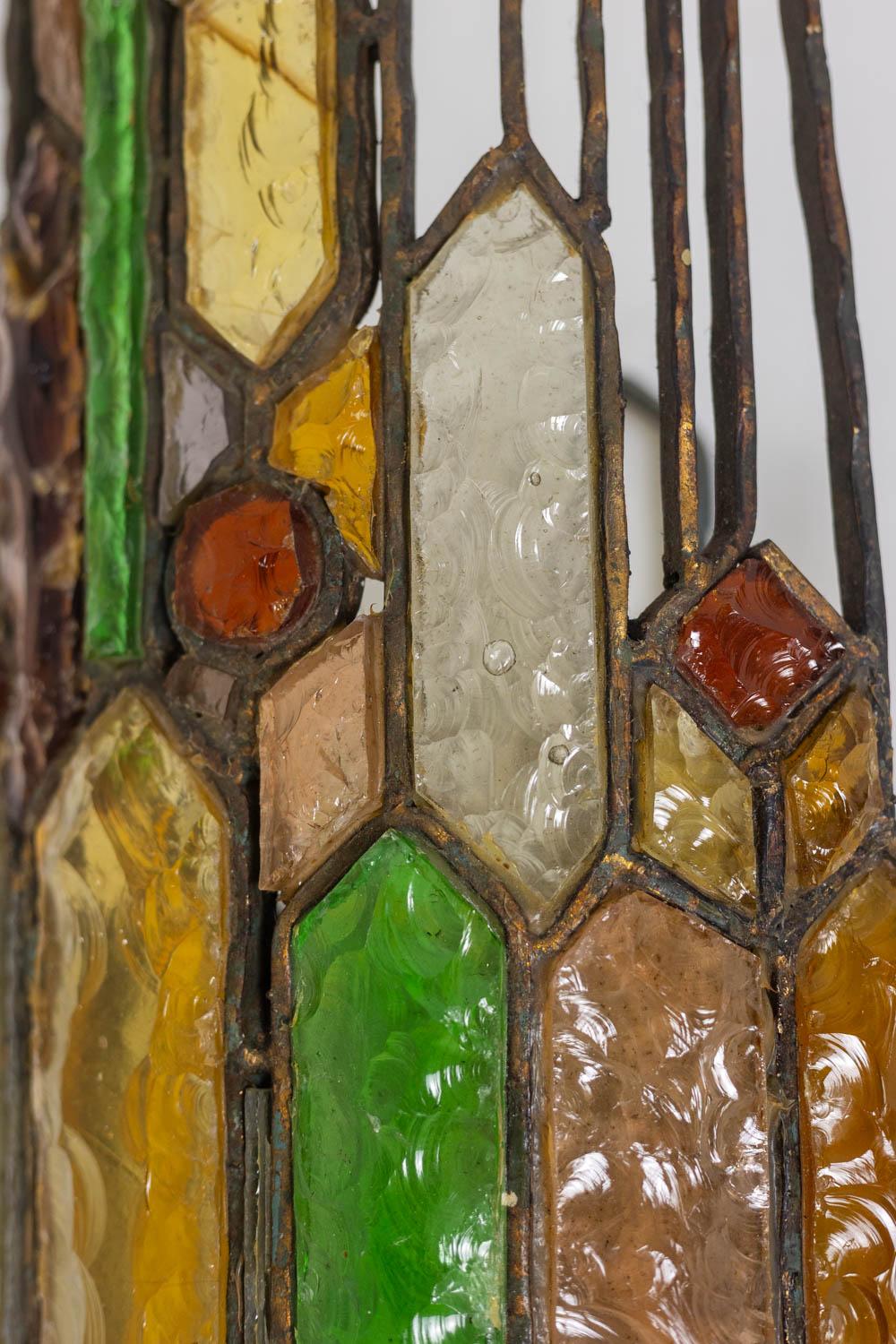 Wandleuchte aus Schmiedeeisen und farbigem Glas. 1960s. im Angebot 1