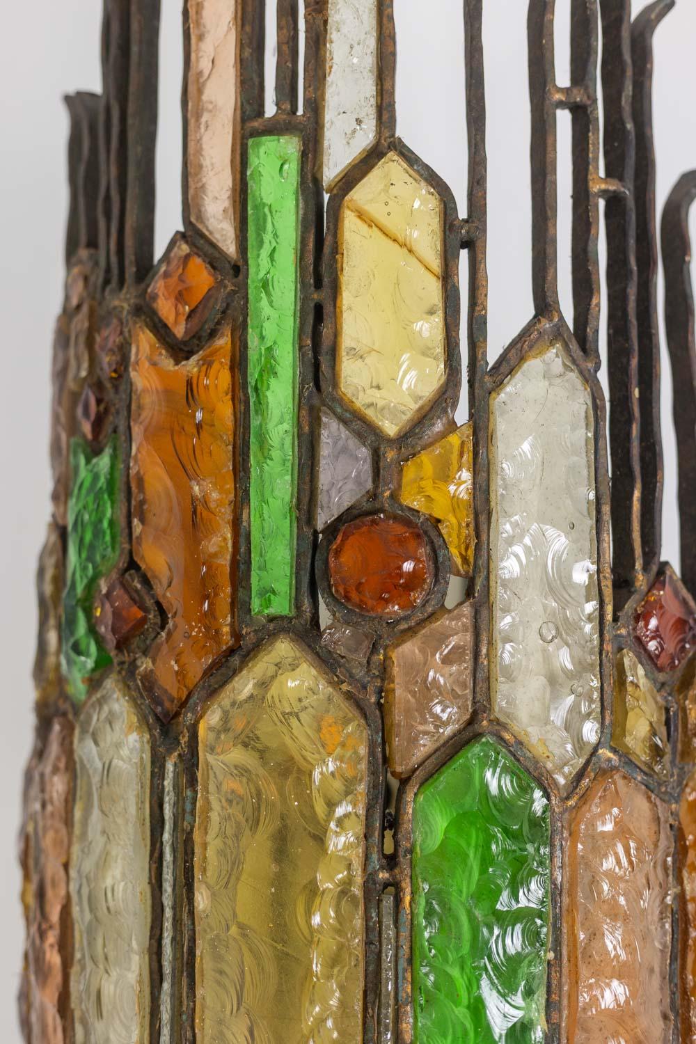 Wandleuchte aus Schmiedeeisen und farbigem Glas. 1960s. im Angebot 2