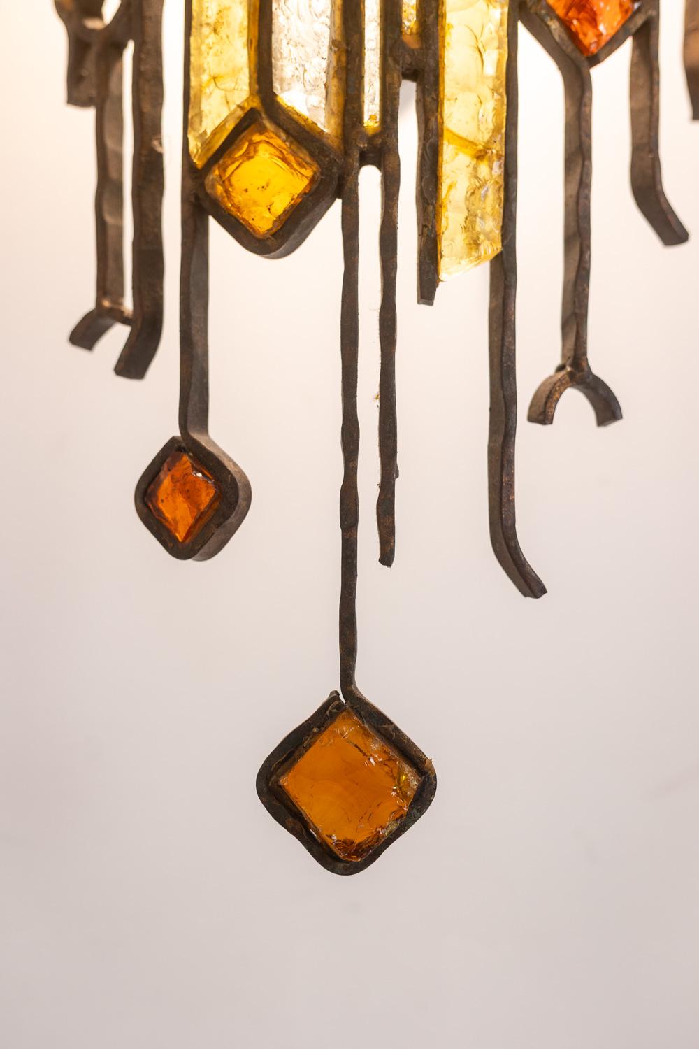 Wandleuchte aus Schmiedeeisen und farbigem Glas. 1960s. im Angebot 3