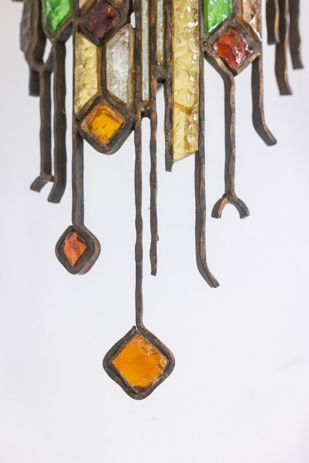 Wandleuchte aus Schmiedeeisen und farbigem Glas. 1960s. im Angebot 4