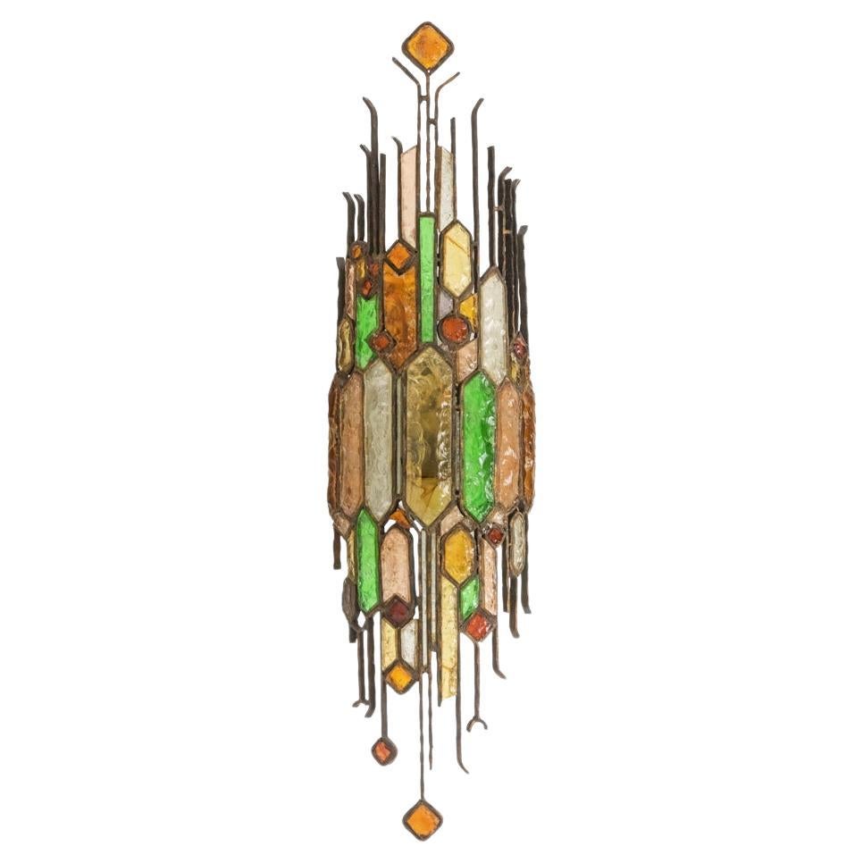 Wandleuchte aus Schmiedeeisen und farbigem Glas. 1960s. im Angebot