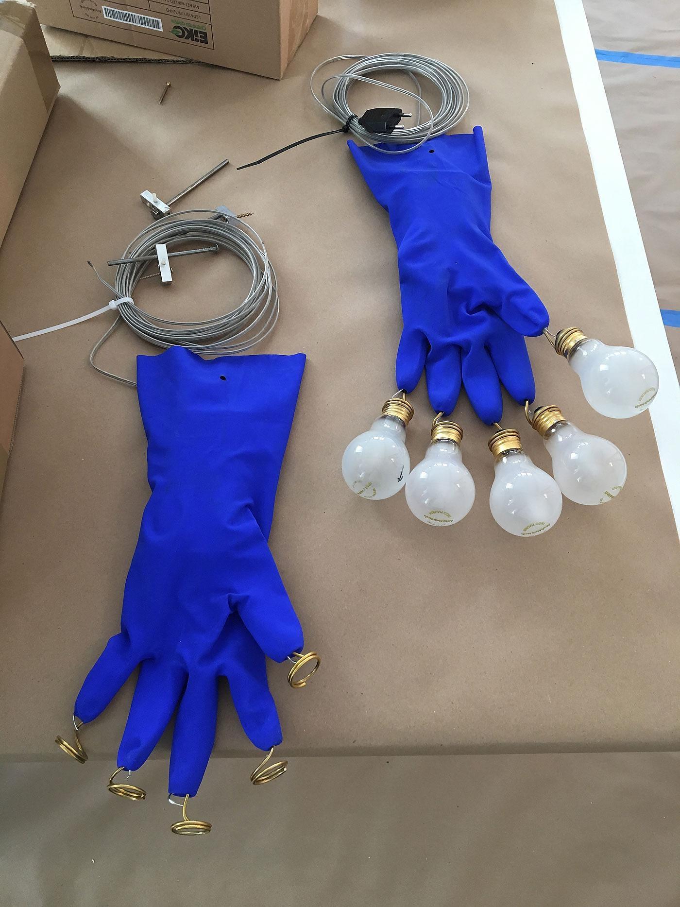 Marca: Ingo Maurer
Model No: Luzy en la pared
Diseñador: Ingo Maurer

Luzy en la Pared es una lámpara de pared juguetona y poco convencional que encarna el humor, la poesía y la espontaneidad. La lámpara presenta un guante de goma azul montado en la