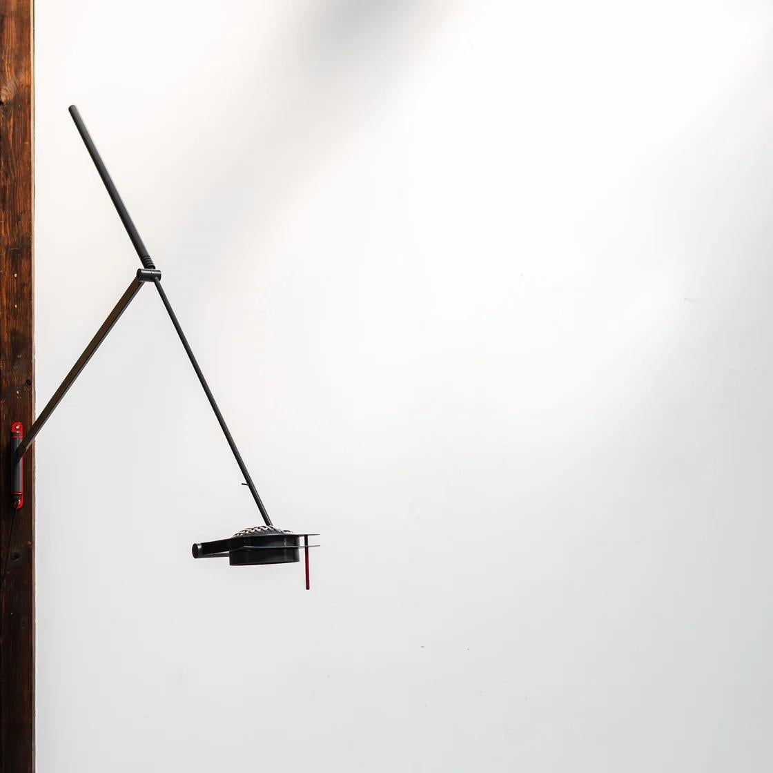 Esta elegante lámpara de pared incorpora un mecanismo de brazo articulado que permite girar y extender la pantalla, ofreciendo una presencia tanto funcional como ambiental. Proporciona una iluminación de acento o de trabajo flexible, creando líneas