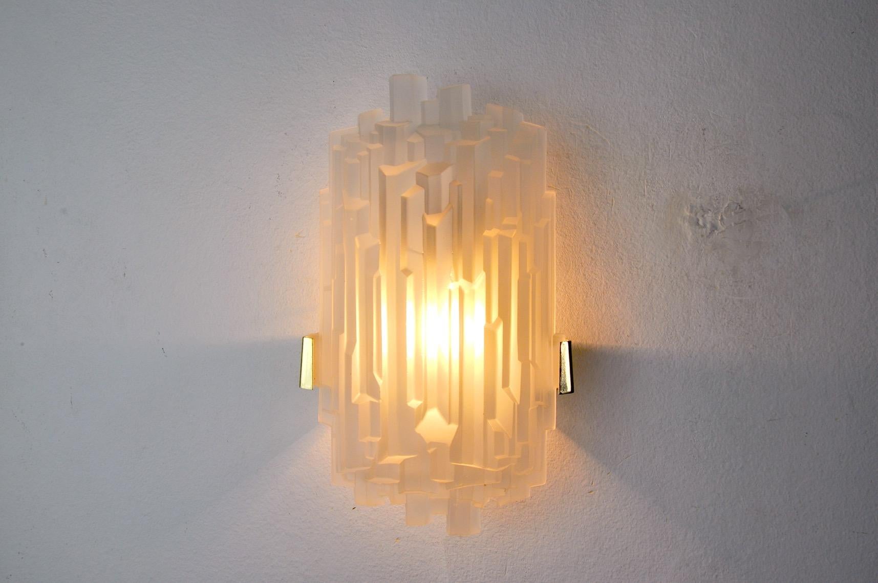 Superb frosted wall lamp, designed and produced by j.t kalmar in austria in the 1970s.

This wall lamp will bring a real touch of design to your interior.

Electricity checked, good state of conservation, crystals in perfect condition. We adapt