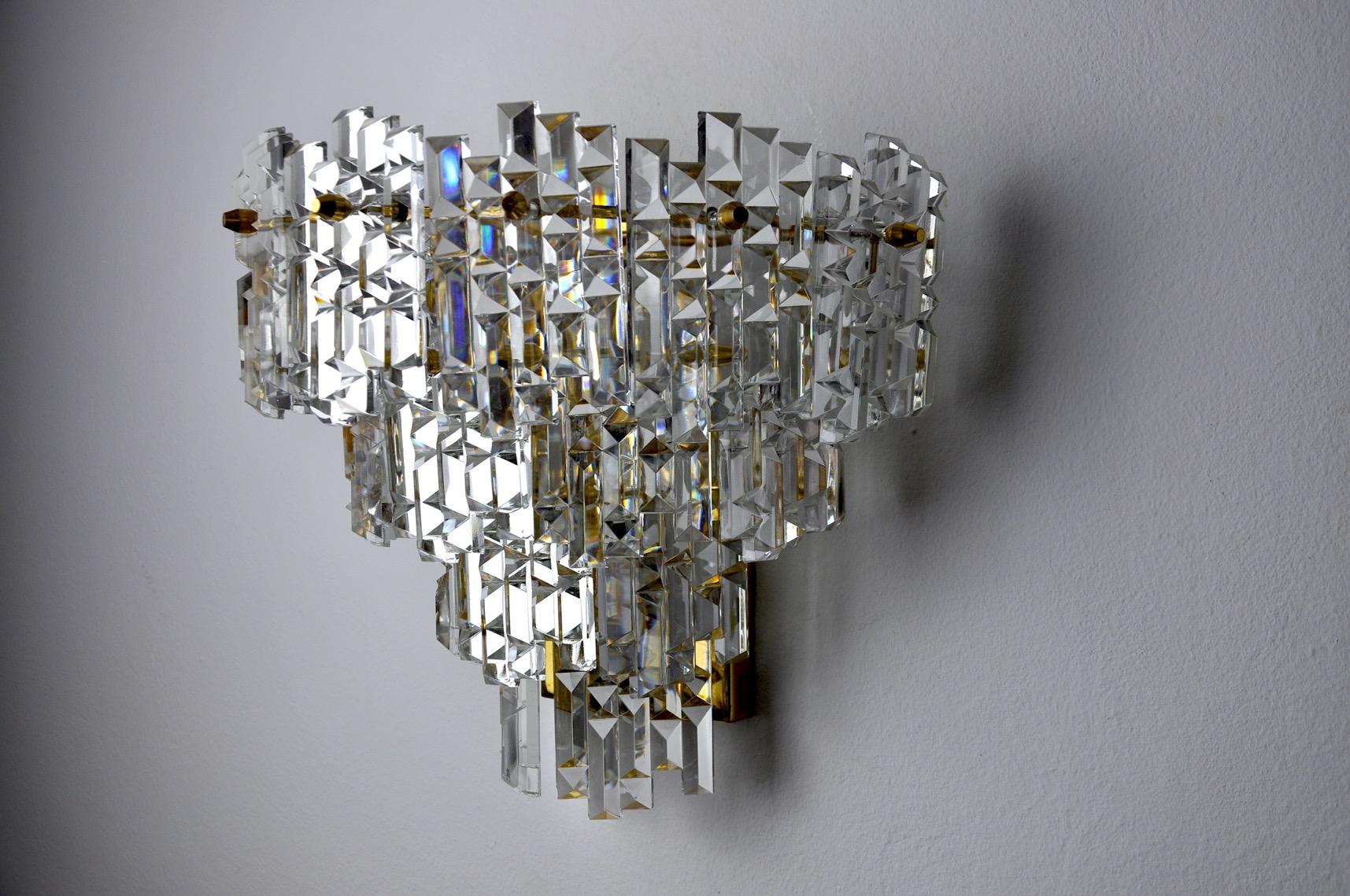 Superne and large kinkeldey wall lamp designed and produced in Germany in the 1970s. Cut crystals spread over three levels of a golden metal structure. Very beautiful design object that will illuminate your interior wonderfully. Electricity checked,