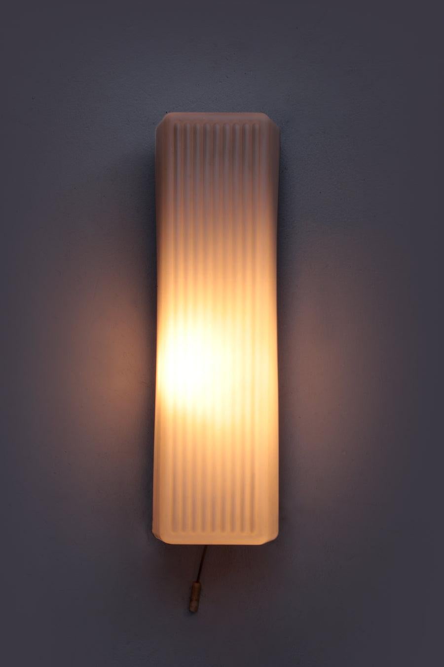 Wall Lamp Made of Frosted Glass, Sleek Model, 1960 Germany

and lamp made of frosted glass, sleek model, 1960s Germany.

There is a small pull string on the lamp, a nice light that can be hung in various places.

Kitchen, bathroom, hallway or
