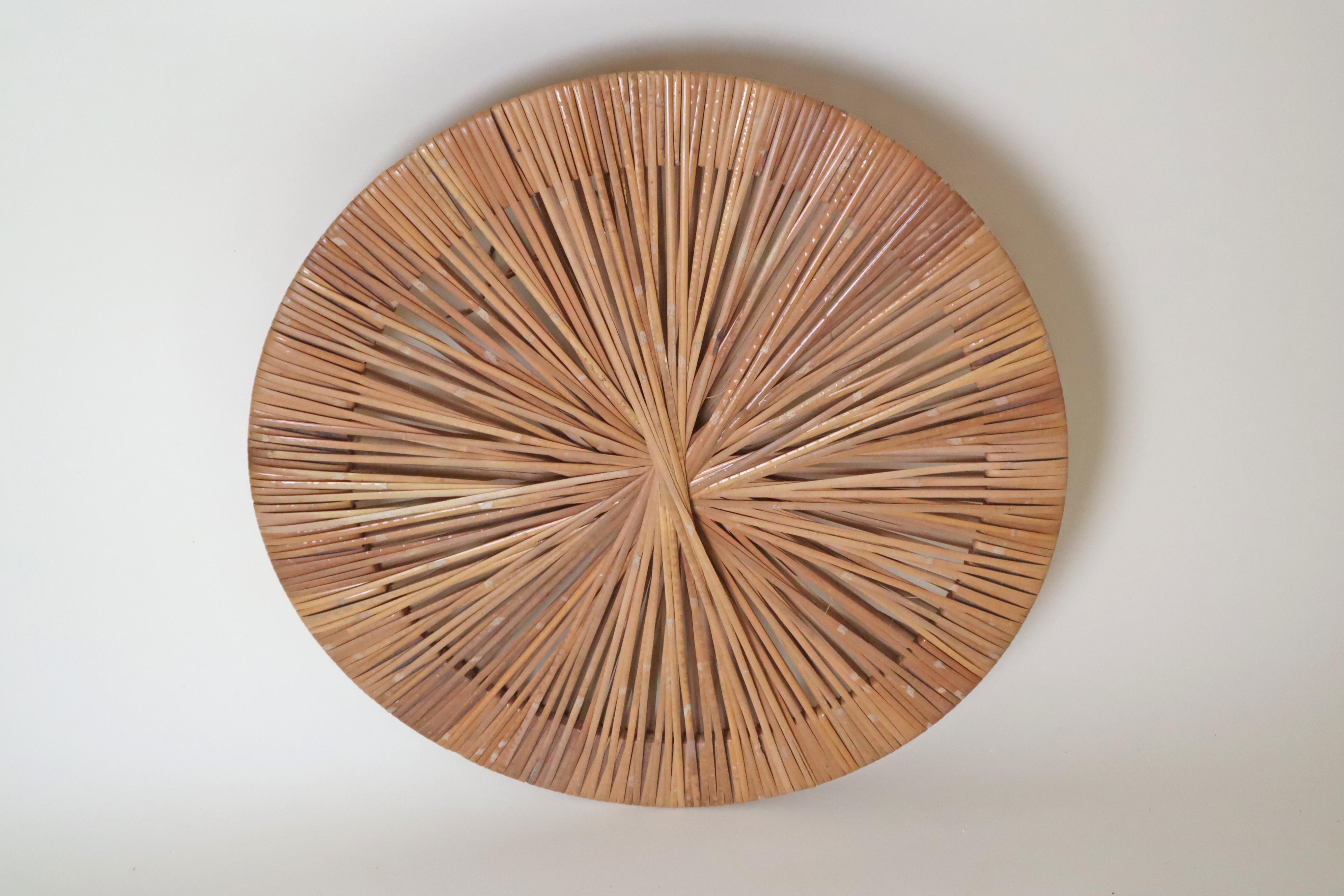 Milieu du XXe siècle Lampe murale en bambou tressé en forme de soleil, Italie, années 1960 en vente