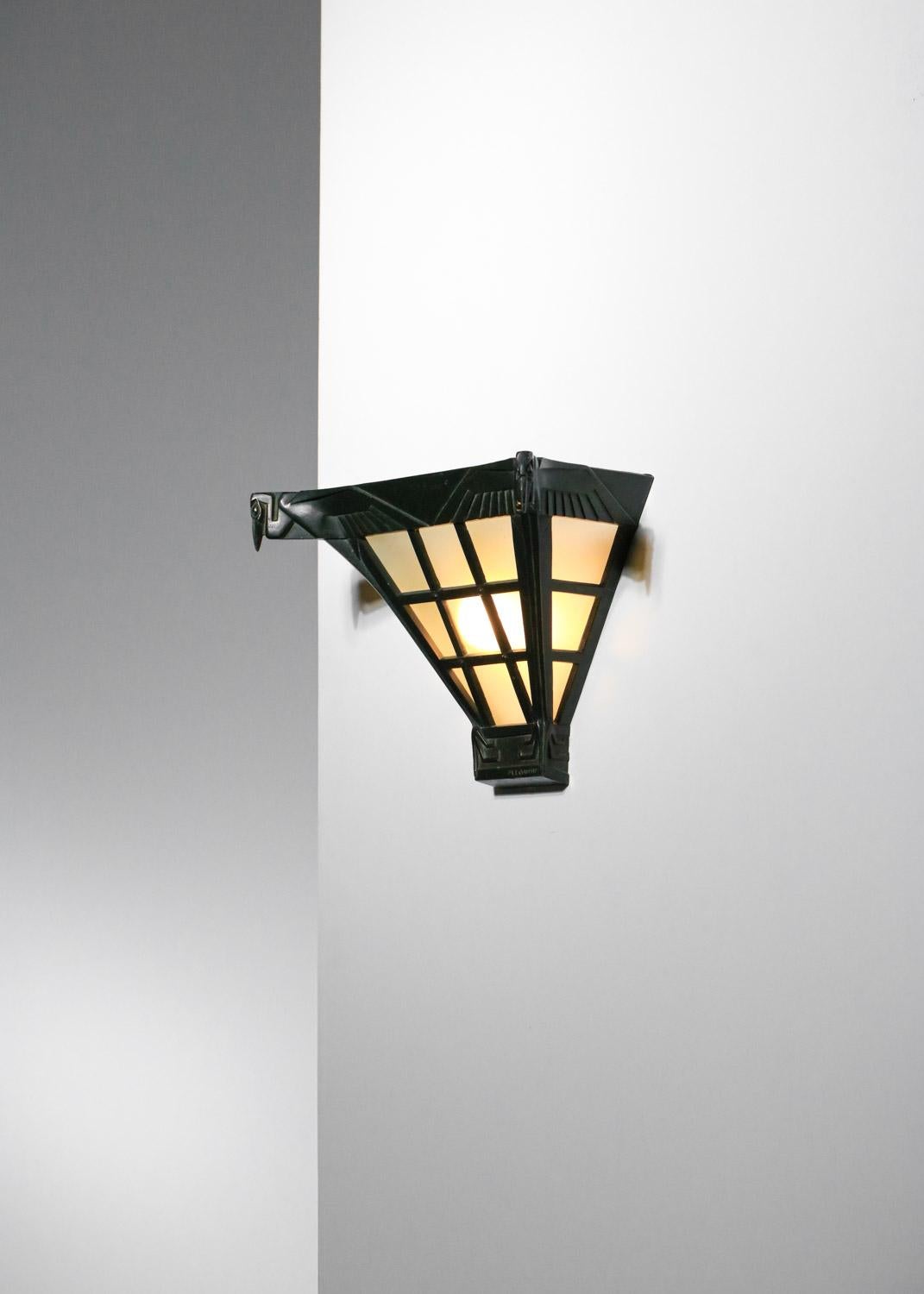 Schöner französischer Wandleuchter aus den 40er Jahren von Max Le Verrier. Struktur aus massiver Bronze mit antiker Patina, die zwei große Vögel an jeder Ecke darstellt. Lampenschirm aus mattiertem Glas. Sehr guter Vintage-Zustand mit einer schönen