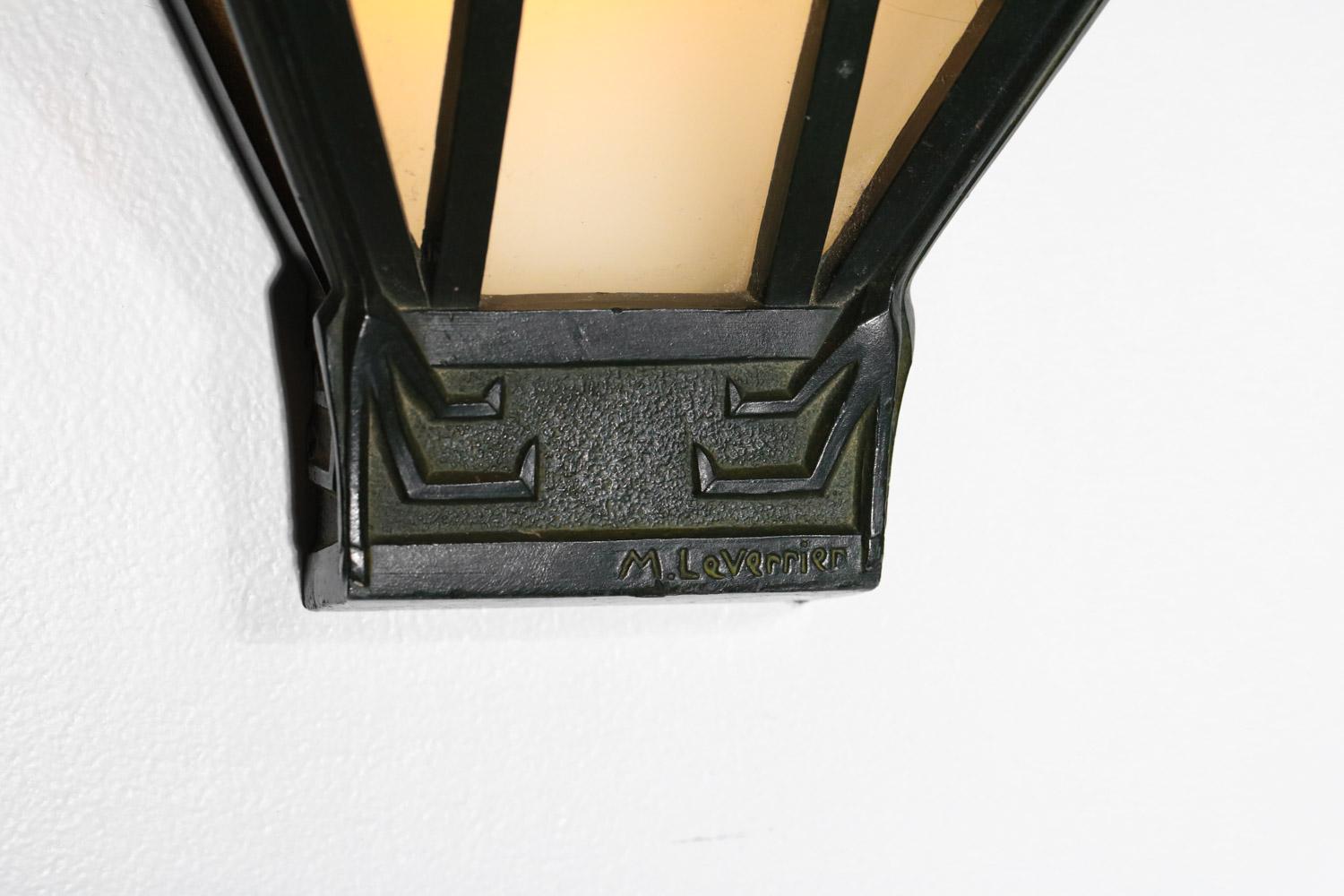 Wandleuchte Max Le Verrier aus antiker Patina-Bronze (Französisch) im Angebot