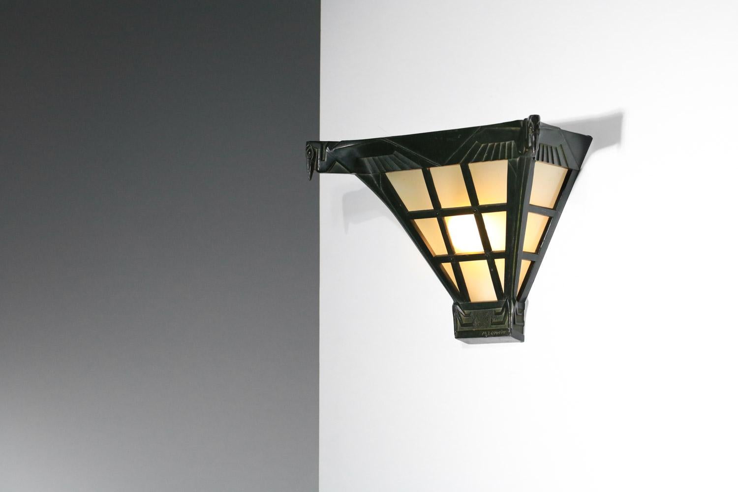 Wandleuchte Max Le Verrier aus antiker Patina-Bronze im Angebot 1