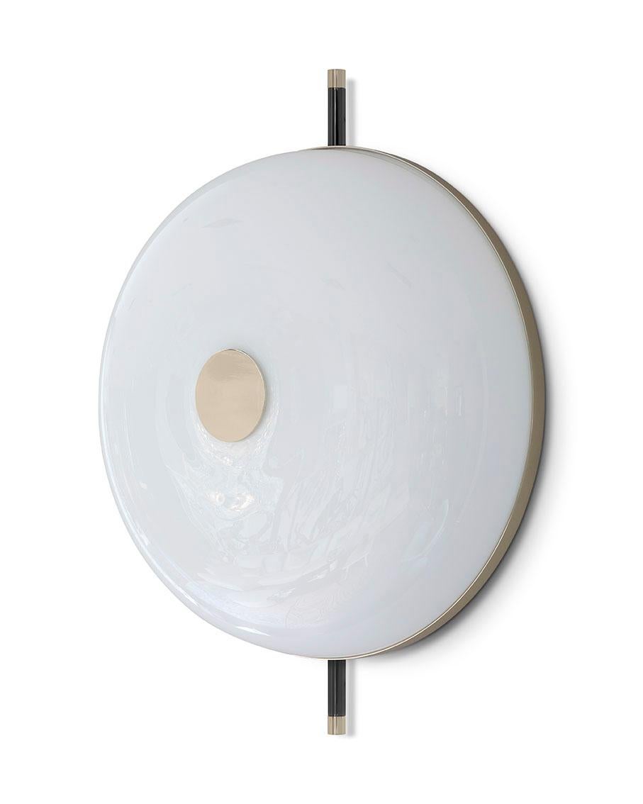 Moderne Lampe murale en métal structure en nickel noir poli et verre soufflé champagne décoratif en vente