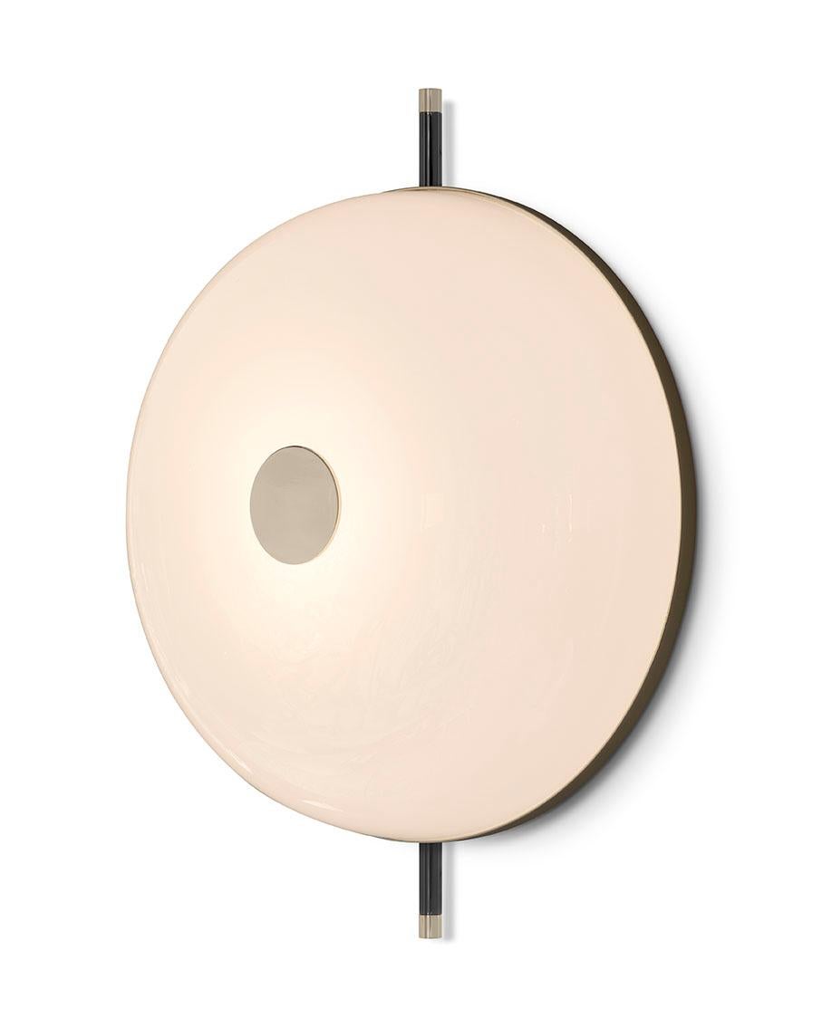 italien Lampe murale en métal structure en nickel noir poli et verre soufflé champagne décoratif en vente