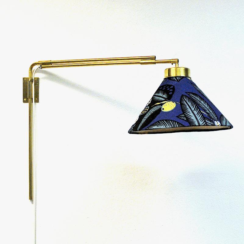 Wonderful and adjustable brass wall light model 2582 with flower patterned lamp shade of fabric 'Notturno' designed by Josef Frank for Svenskt Tenn – Sweden, 1950s. Adjustable lenght and height. Polished brass. Measures: Total max length: 112 cm and