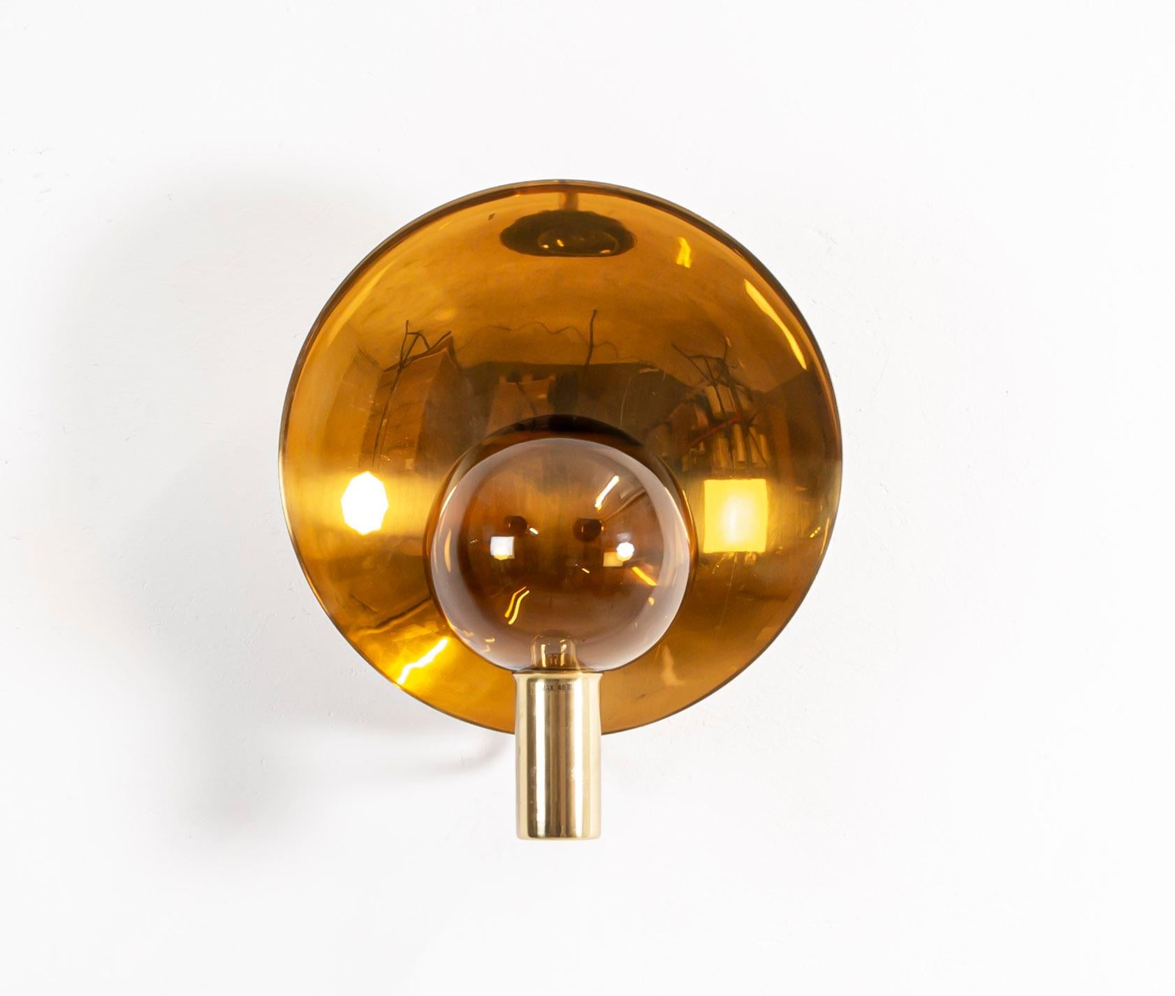 Très rare et raffinée applique en laiton avec abat-jour en verre. Modèle V-180. Conçue et fabriquée en Suède par Hans-Agne Jakobsson à partir de la seconde moitié des années 1960. La lampe fonctionne parfaitement et est en très bon état vintage. La