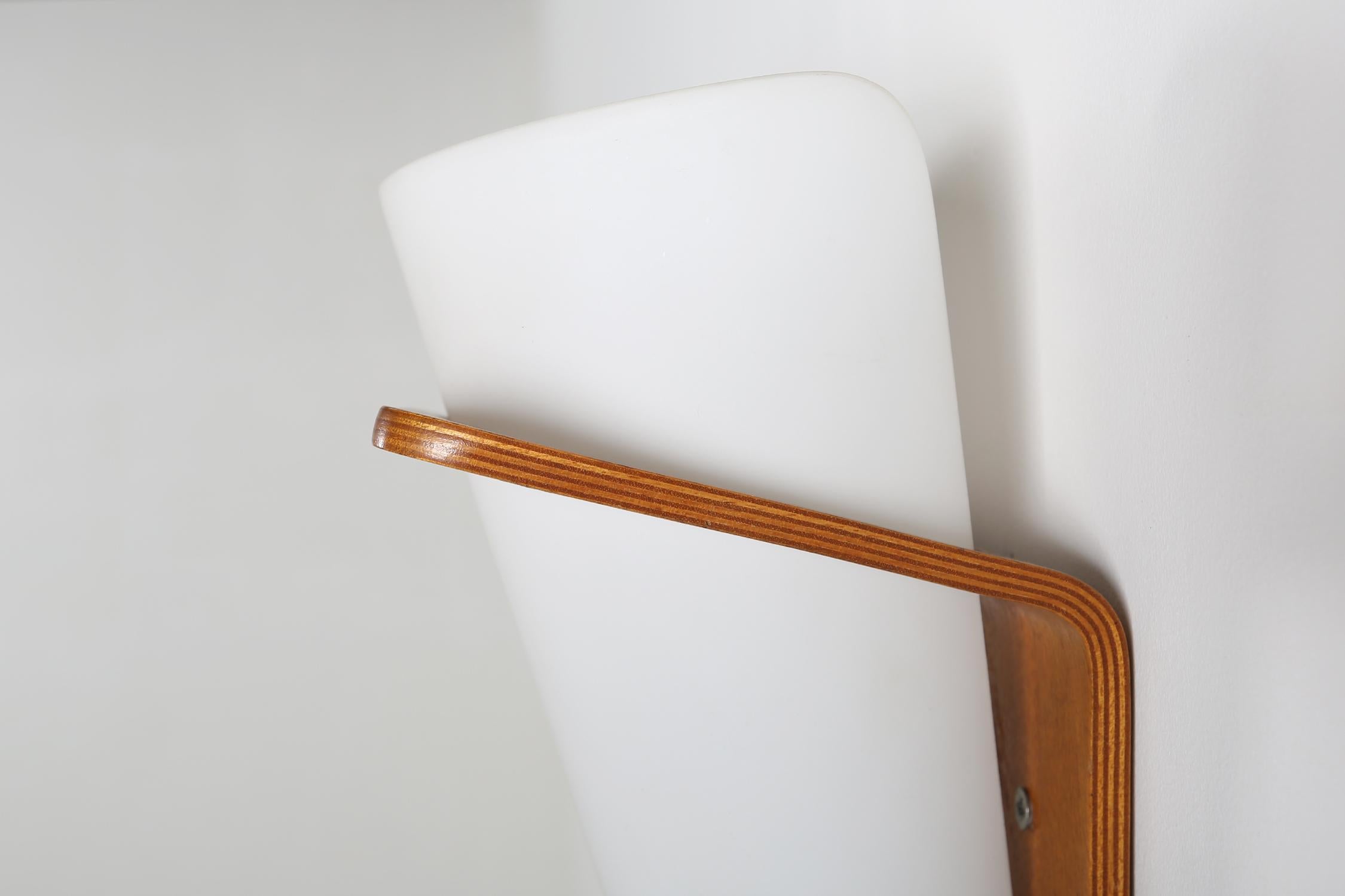Milieu du XXe siècle Applique NX 41 de Louis Kalff pour Philips en contreplaqué de teck incurvé, 1959 en vente